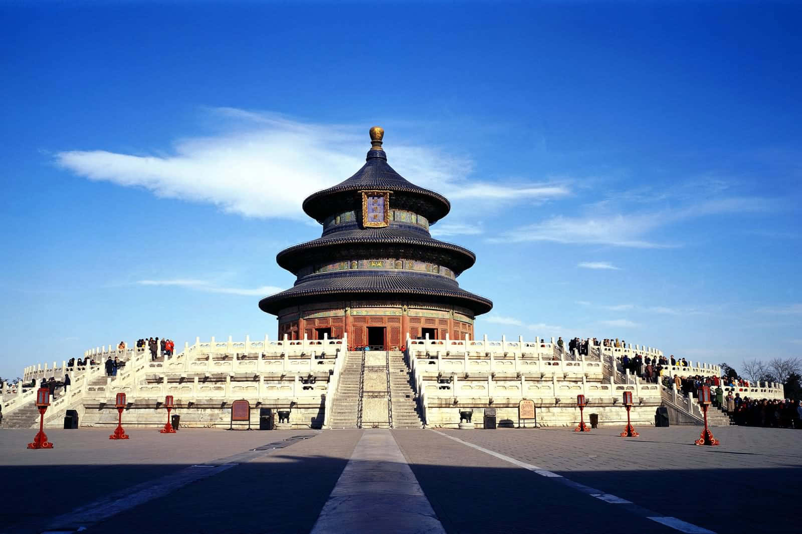 天壇主殿與帝壇影 壁紙 — 宏偉的天壇，層疊的藍色屋頂，在清澈藍天和縷縷白雲下巍然聳立。