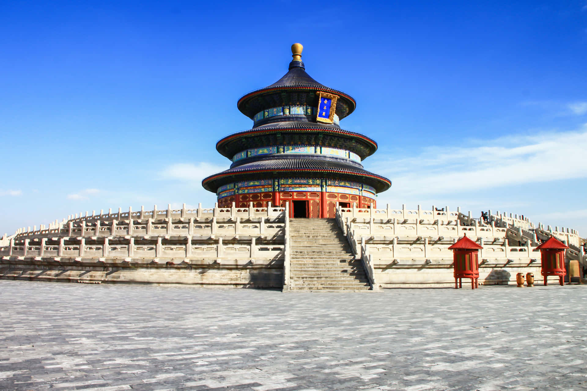 天壇的琉璃地磚 壁紙 — 大型圓形寺廟，藍色瓦片屋頂和紅色柱子，在晴朗的藍天下立於石台上。