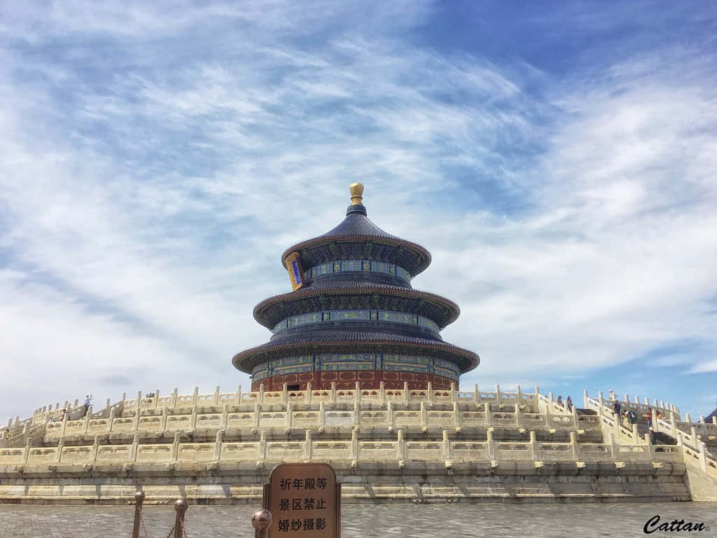 天壇祈年殿旁的白色圍欄 壁紙 — 宏偉的天壇，藍色琉璃瓦屋頂和金色寶頂，在晴朗的藍天和白雲下巍然聳立。