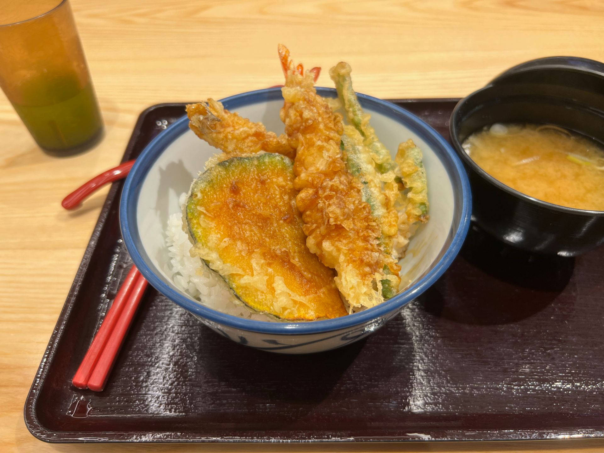 天婦羅配白飯 壁紙 — 一碗金黃天婦羅蝦和蔬菜放在蒸飯上，配上味噌湯和飲品，置於木托盤上。