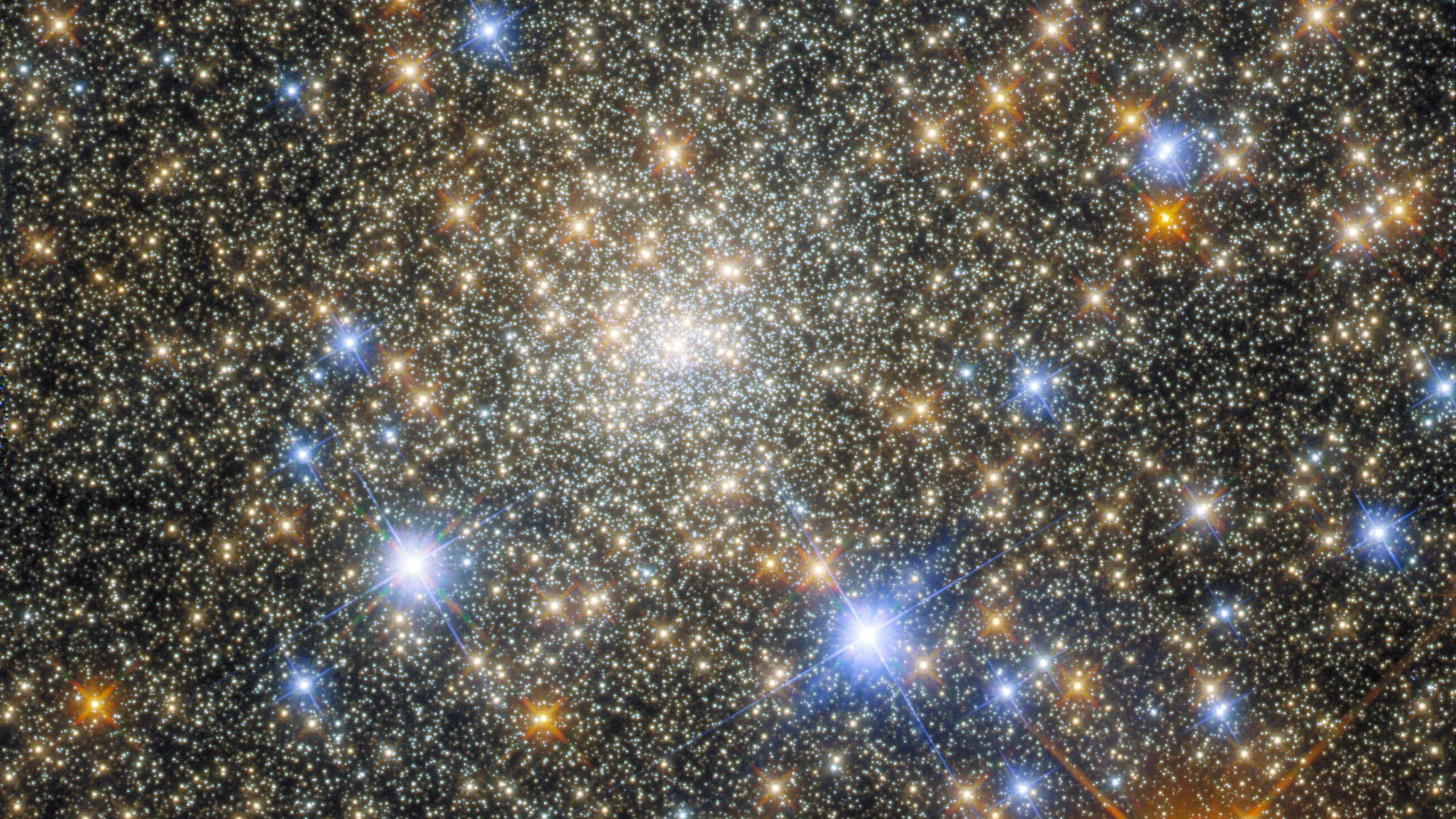 天文學天蝎座球狀星團Terzan 2星光閃耀 壁紙 — 密集的星團在黑暗的宇宙背景下發出鮮豔的藍色和金色光芒。
