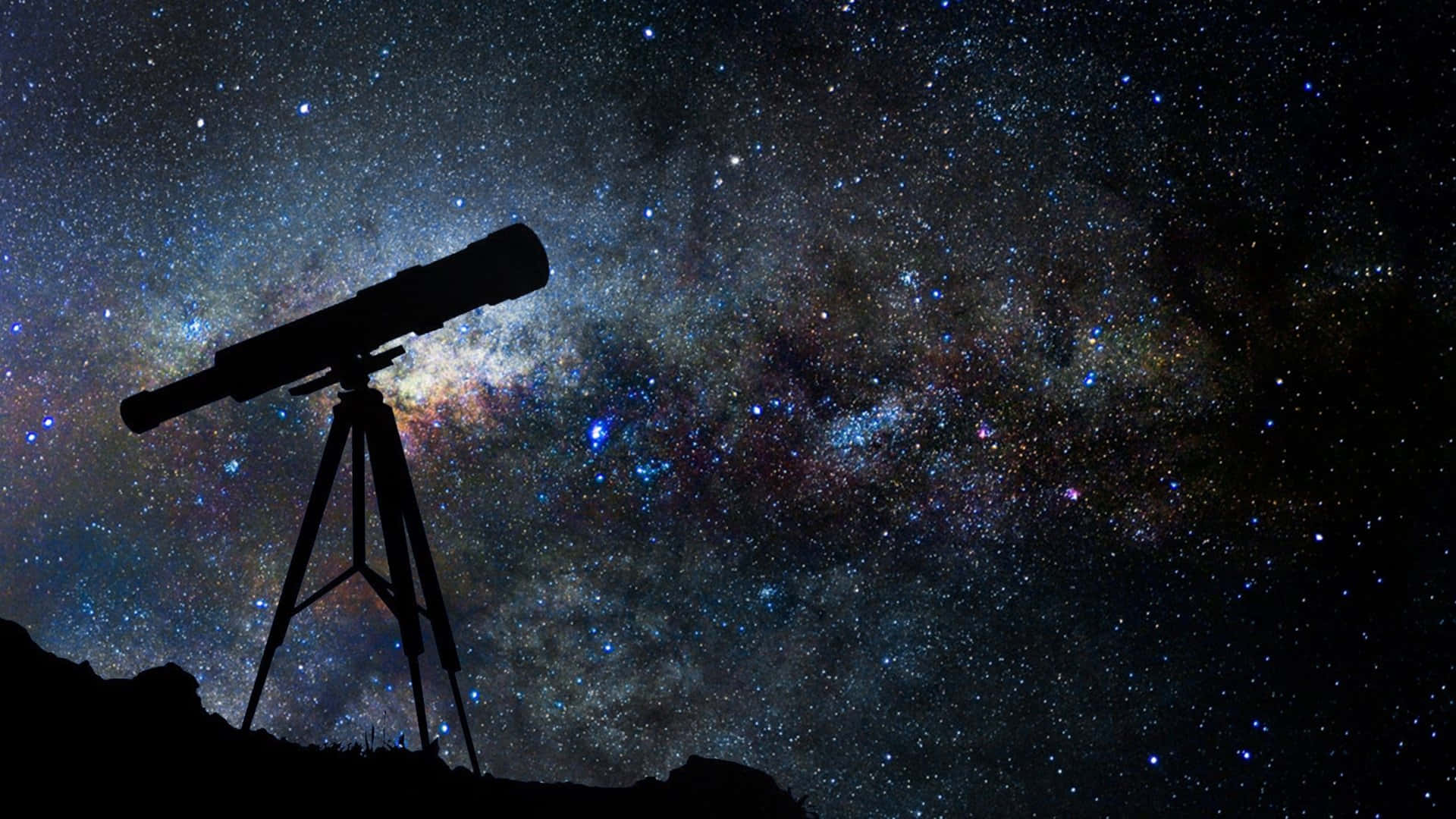 三腳架上的望遠鏡在星空夜空中呈現剪影，伴有色彩繽紛的星雲。