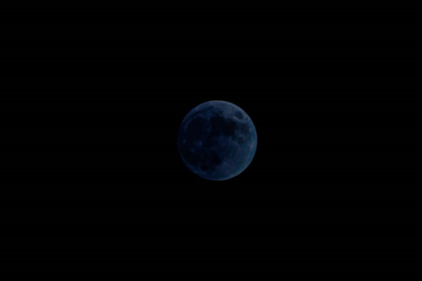 一輪藍色的月亮獨自在黑暗的夜空中閃耀。