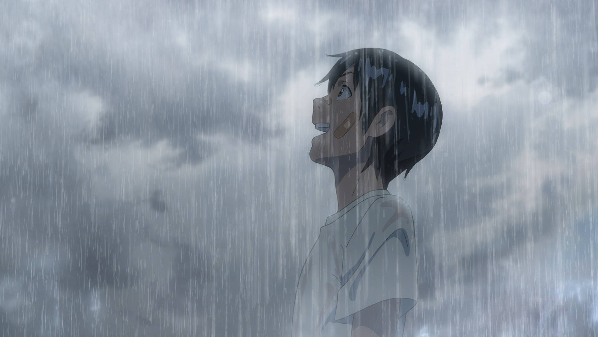《天氣之子》Hodaka 雨中凝望 壁紙 — 一個年輕的動畫男孩站在大雨中，濕透的頭髮和喜悅的表情，對著灰色的暴風雨天空微笑。
