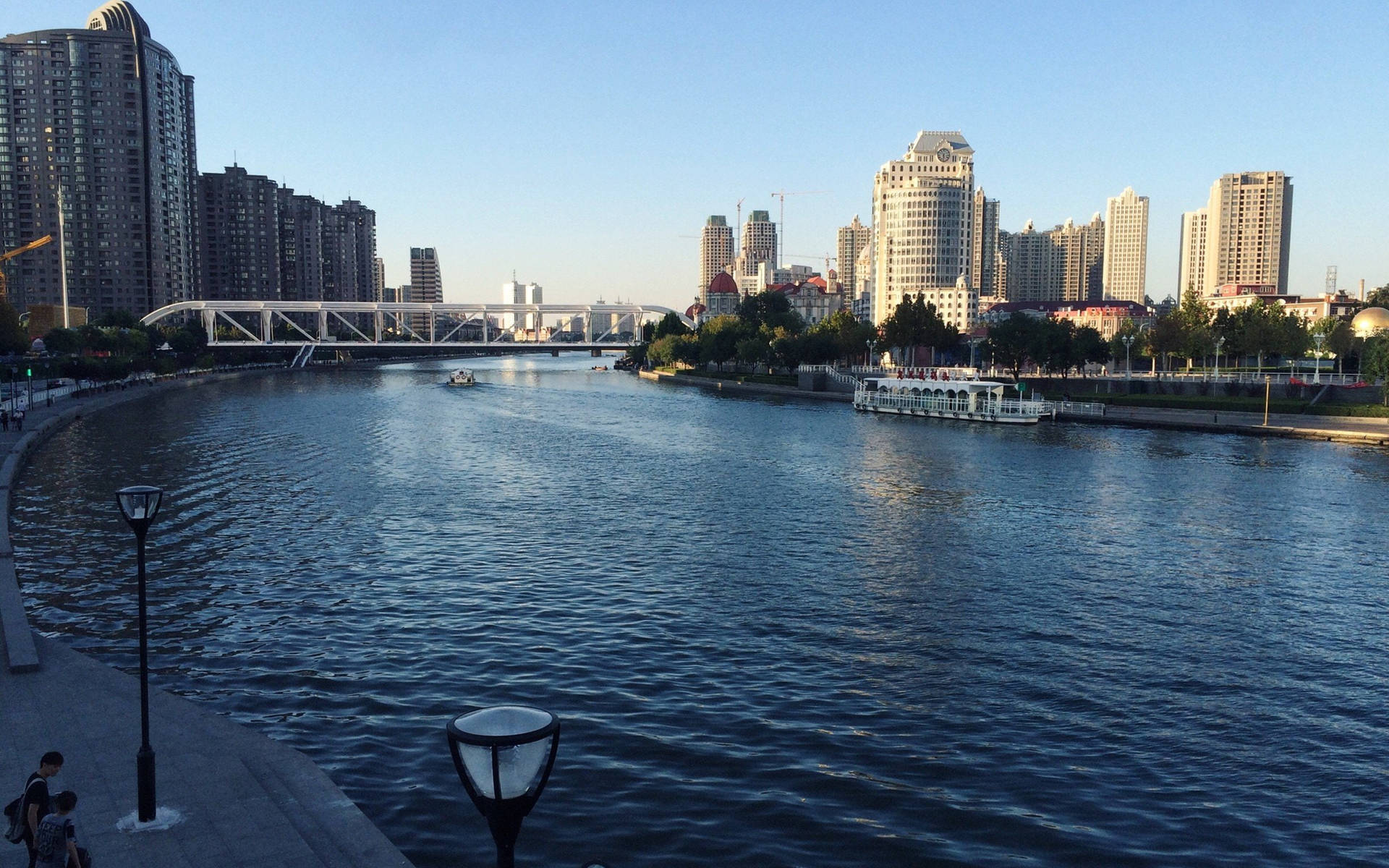 城市河流，有橋樑和高樓大廈，天空湛藍清澈