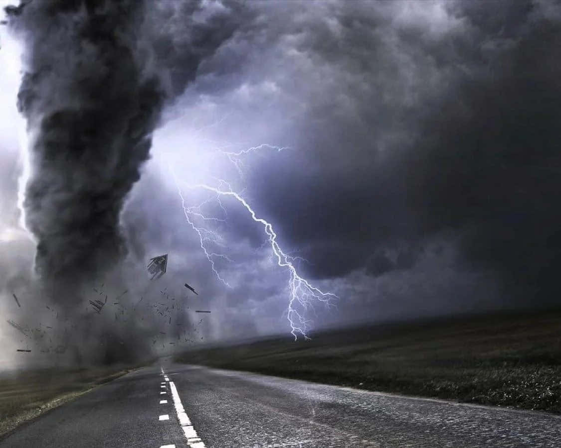 暴風雨中，龍捲風和閃電襲擊荒蕪的道路。