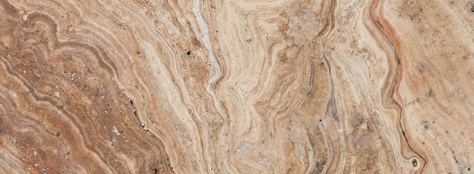 Brown Stone 桌布 壁紙 — 天然石材表面的特寫，帶有流動的米色、棕色和奶油色漩渦以及細微斑點。