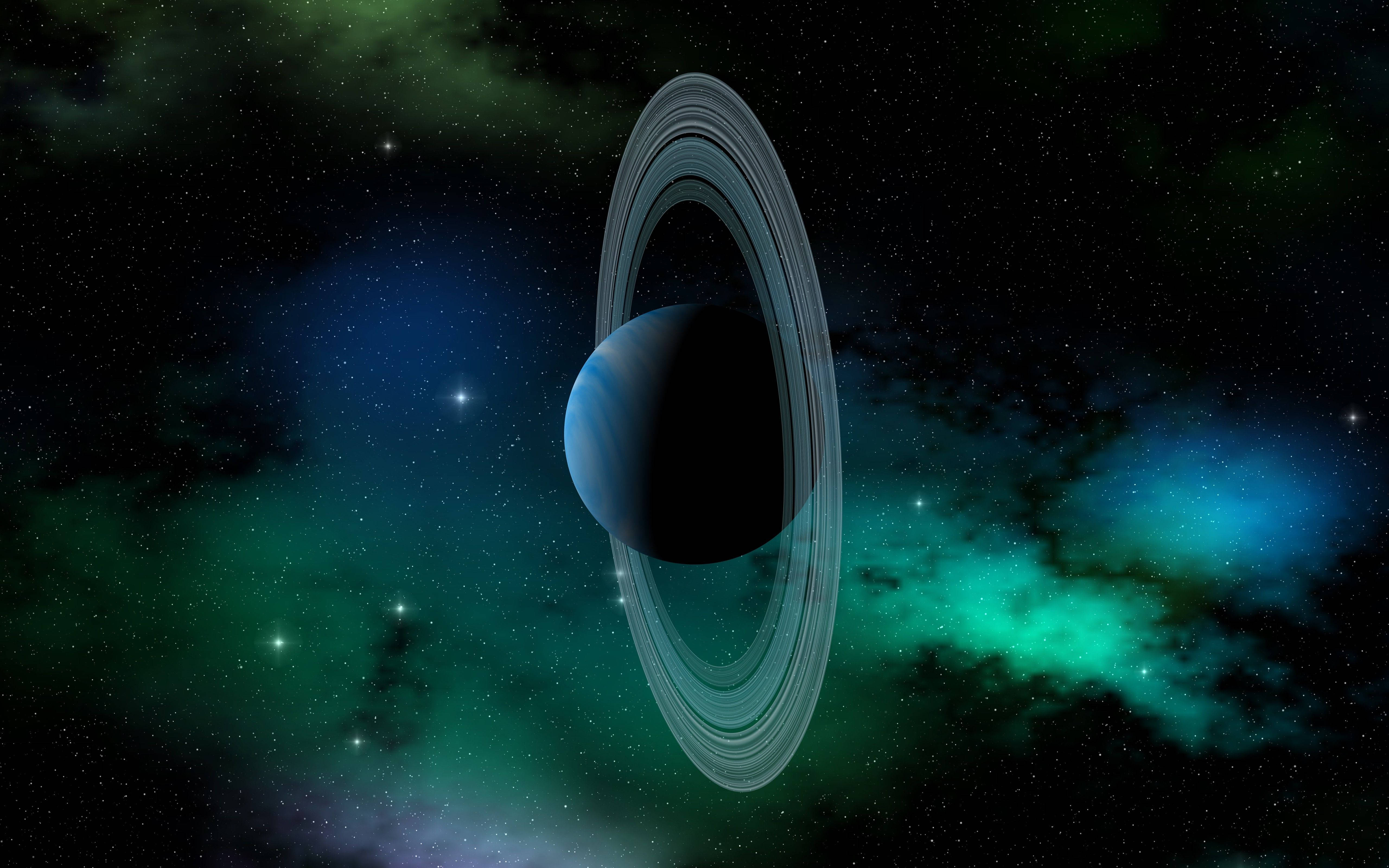 天王星與極光 壁紙 — 一顆帶有藍色和黑色色調的環狀行星漂浮在旋轉的綠色和藍綠色星雲中，背景是繁星點點的宇宙天空。