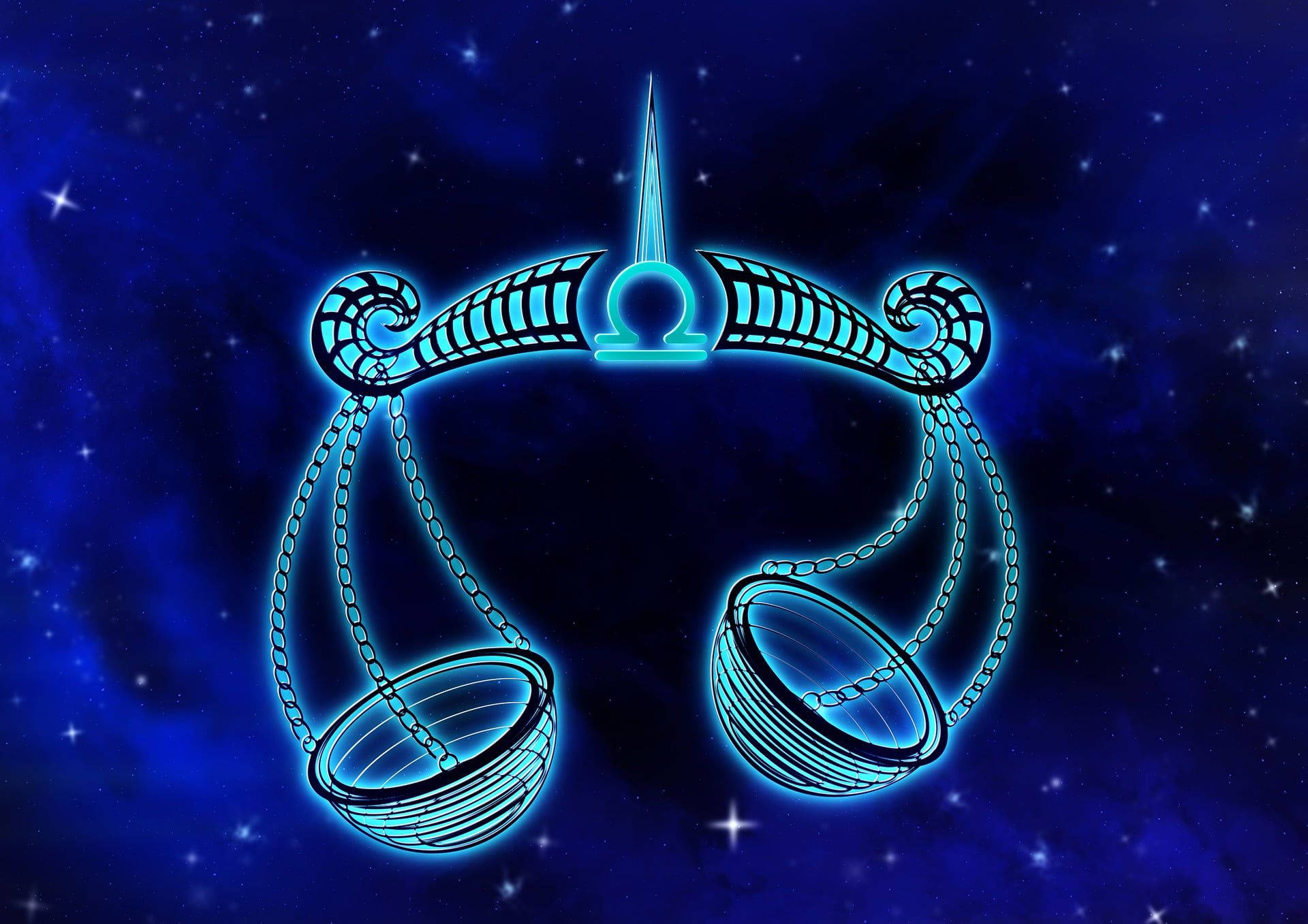 天秤座星座命盤 壁紙 — 發光的藍色天秤座天秤在星雲點綴的星空宇宙夜空中漂浮。