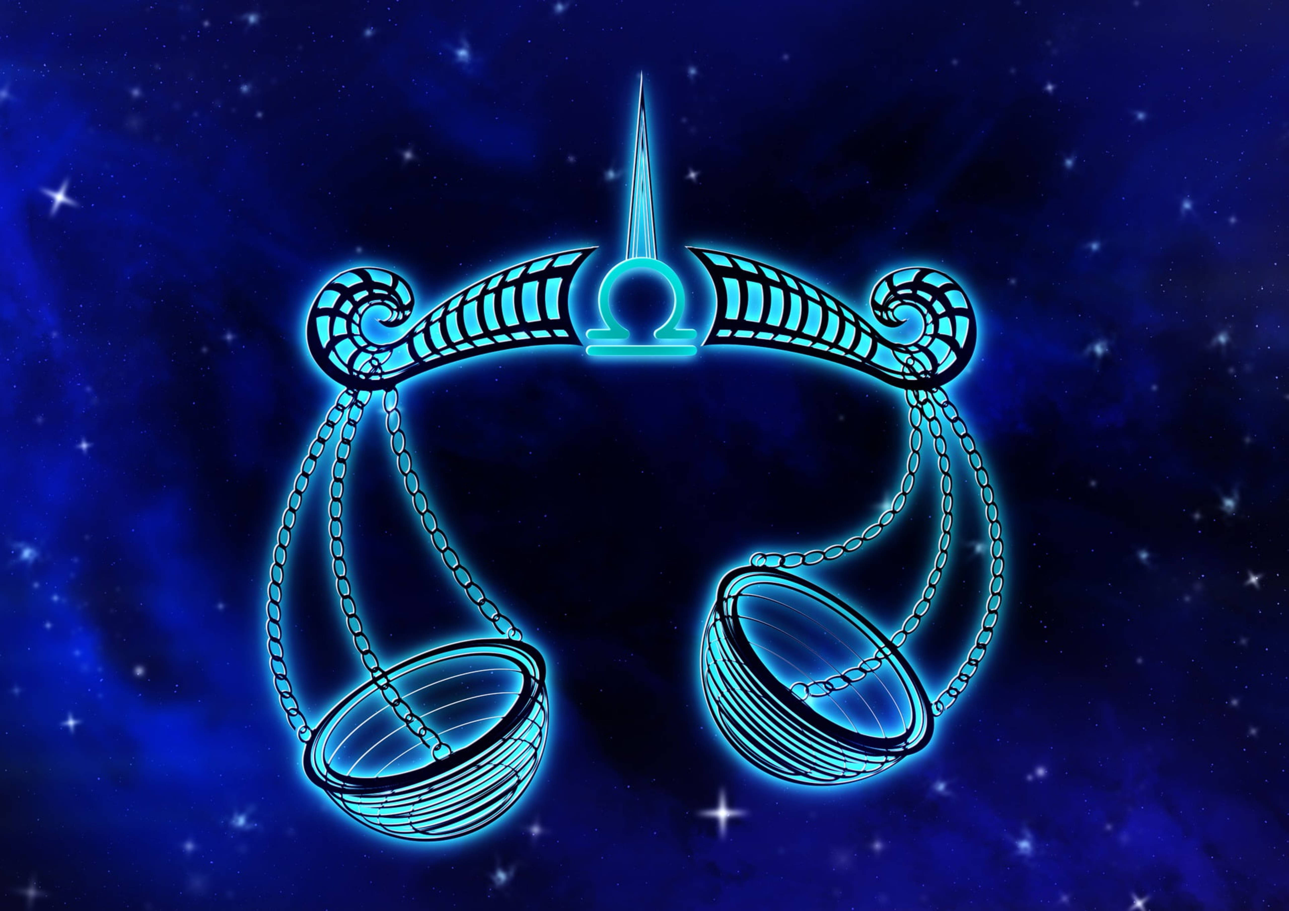 天秤座星座圖 壁紙 — 發光的藍色天秤座星座在繁星點點的宇宙夜空中漂浮，伴有閃爍的星星。