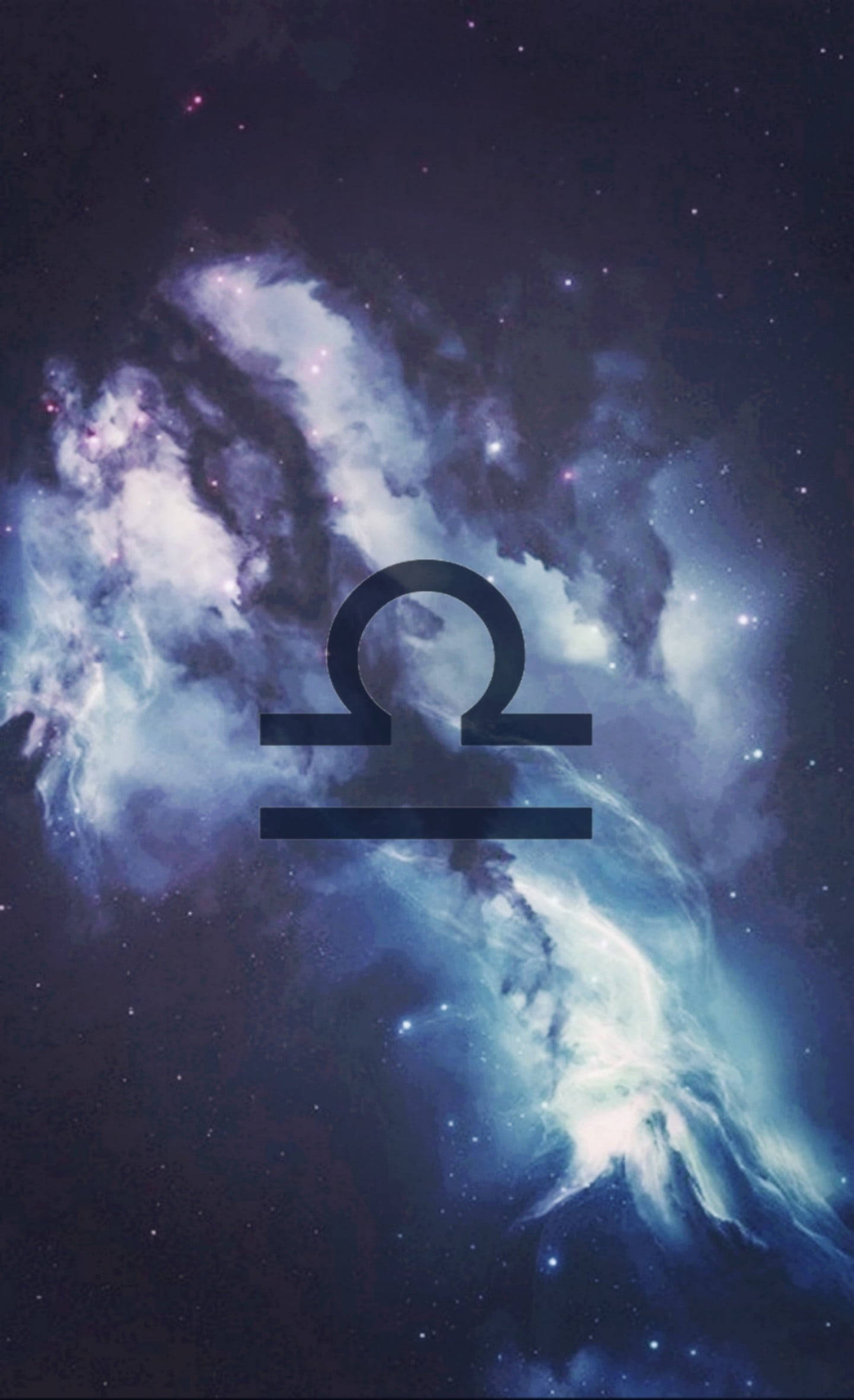 天秤座雲霧星雲 壁紙 — 一個宇宙藍色星雲，帶有發光的星星，形成一個大膽的黑色天秤座星座符號的背景。