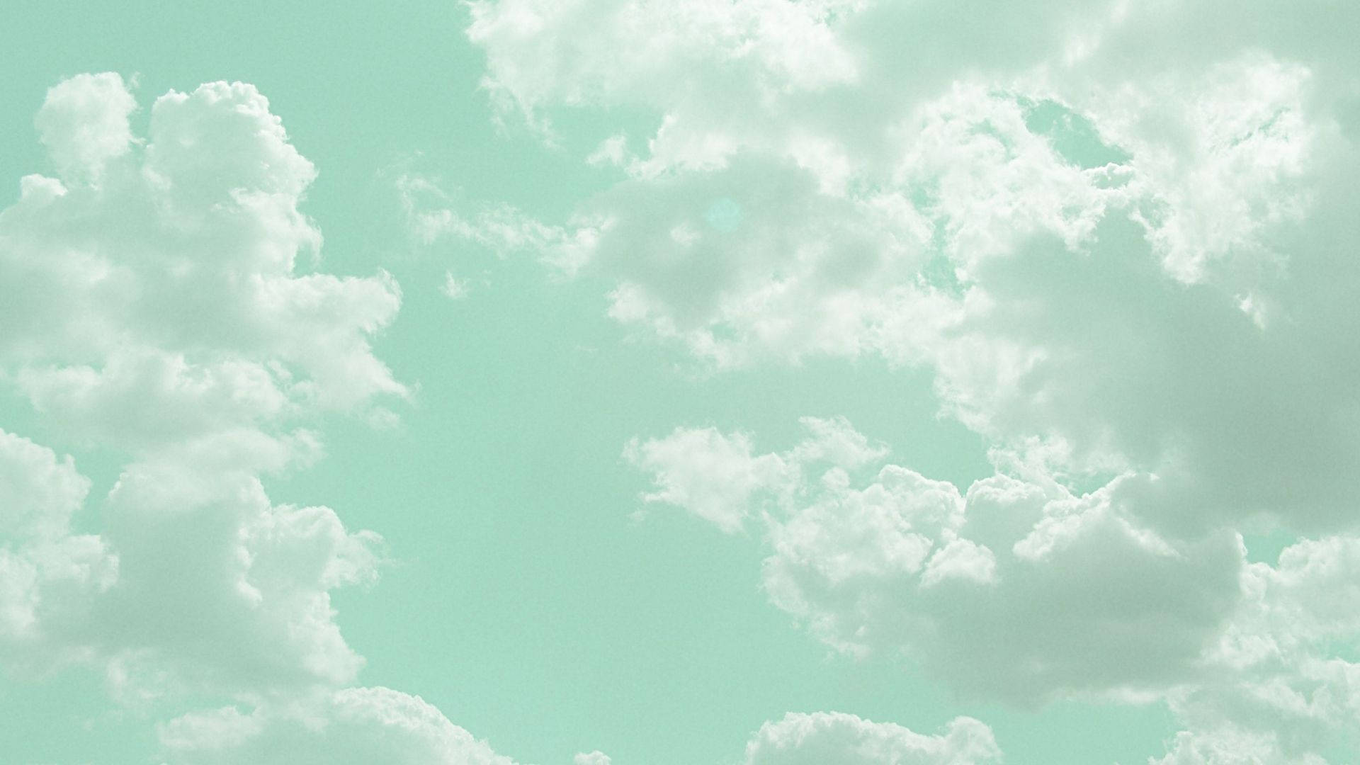 天空 sage 綠桌面壁紙 壁紙 — 柔軟蓬鬆的雲朵在夢幻般的柔和色調氛圍中，飄過寧靜的薄荷綠色天空。
