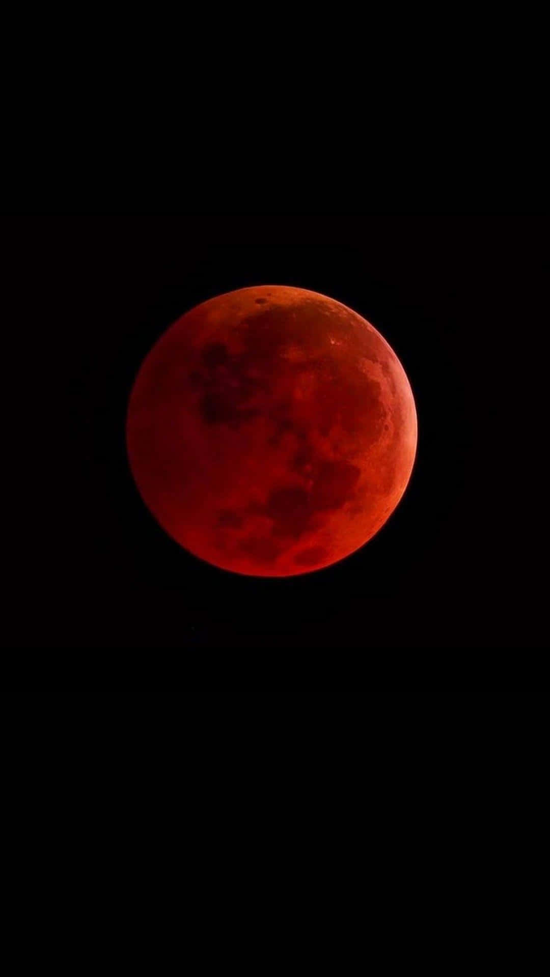 天空中出現血月 壁紙 — 一輪鮮紅的血月在漆黑無星的夜空中強烈發光。
