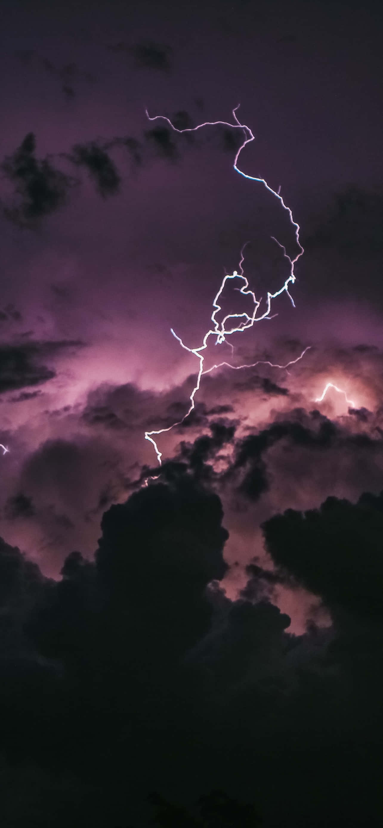 天空中有閃電同雲 壁紙