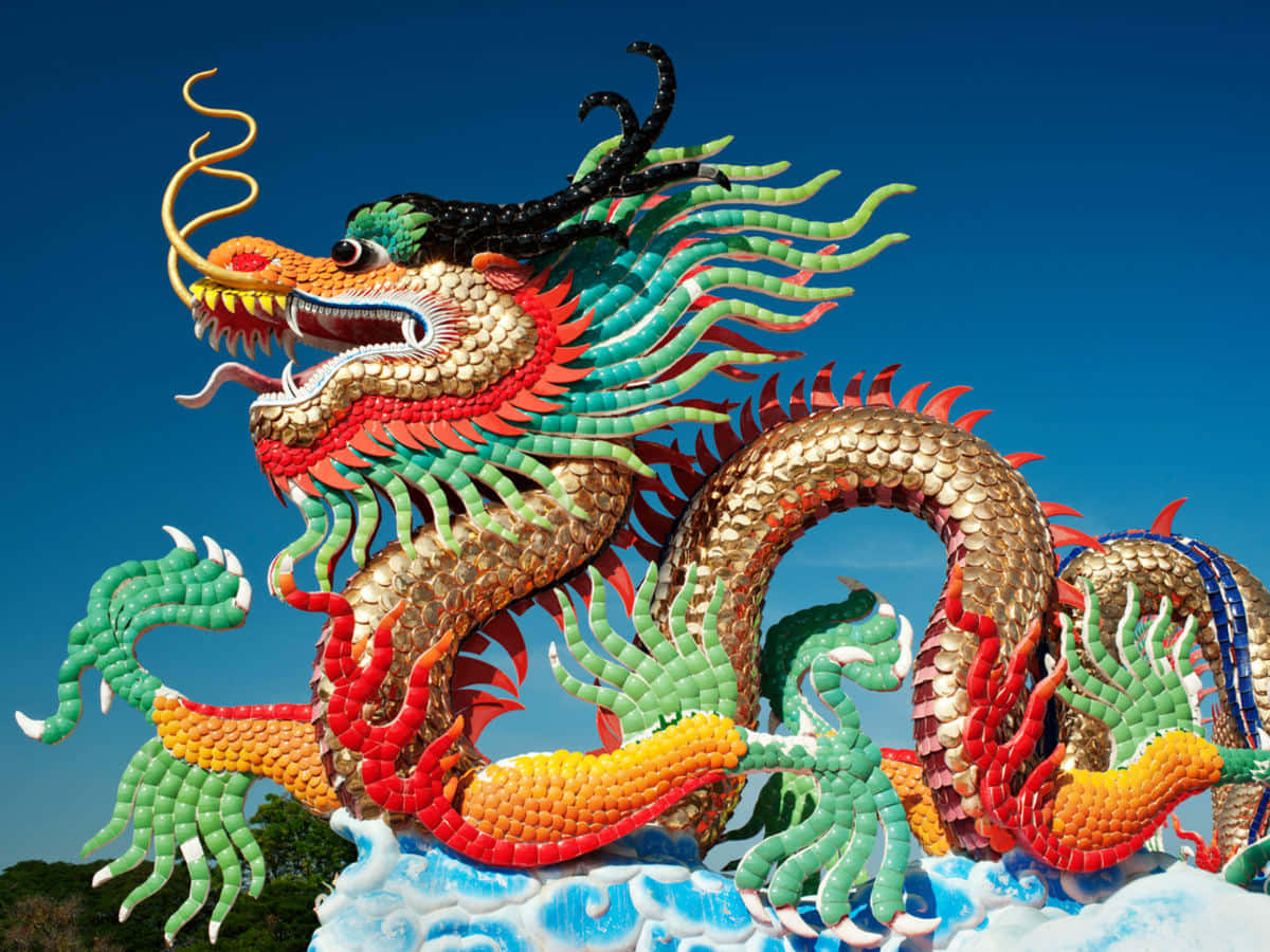 天空中的神祕白龍 壁紙 — 色彩繽紛的馬賽克龍雕塑在清澈的藍天下動態盤繞，帶有精細的鱗片和飄逸的鬃毛。