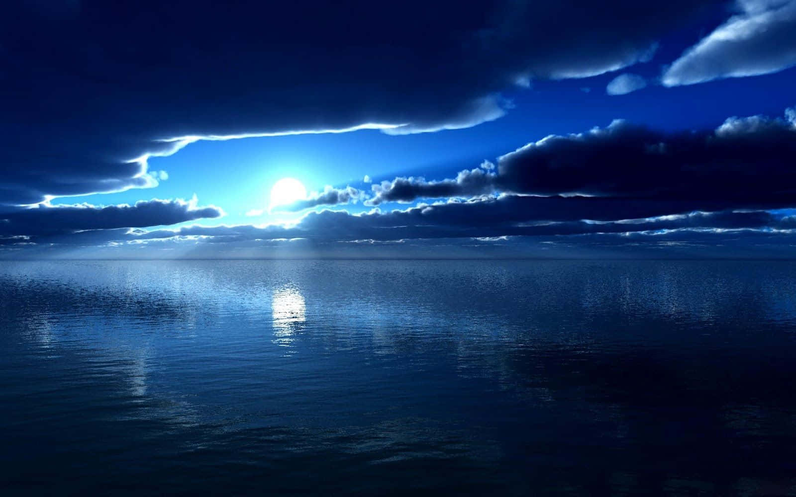 陽光穿透烏雲，照耀在暮色中平靜的海洋上。