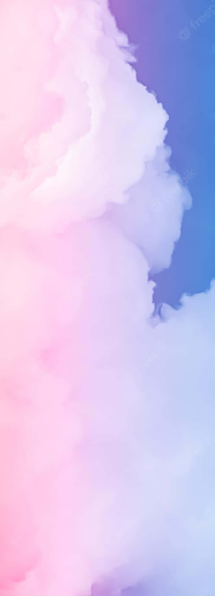 夢幻天空漸變中的粉彩粉紅與藍色雲朵。