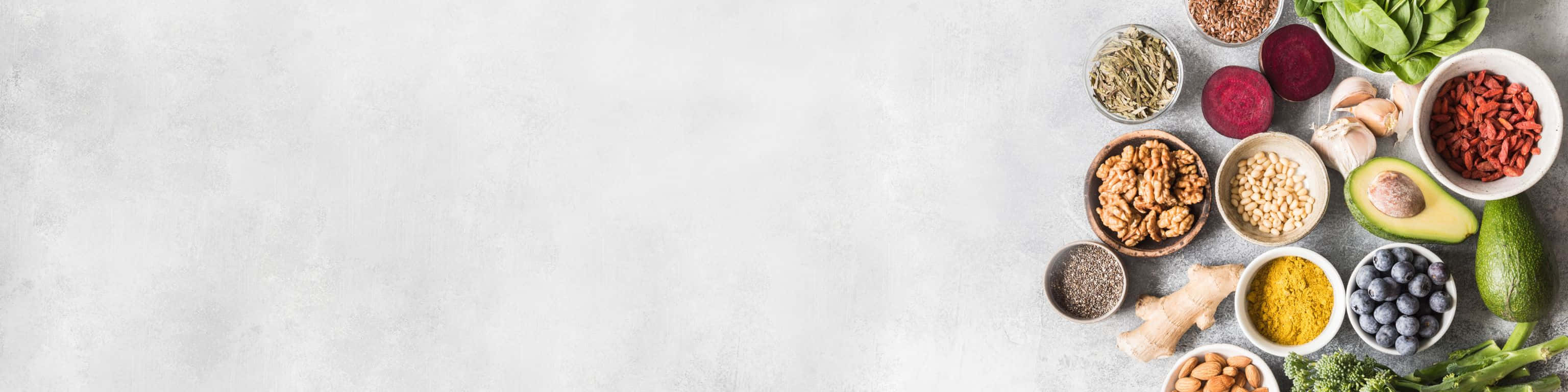 天空中絢麗的日落 壁紙 — 在淺灰色紋理表面上整齊排列的充滿活力的健康超級食品，如枸杞、核桃和牛油果的平鋪佈局。