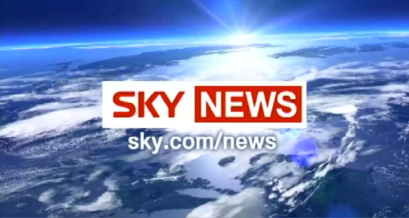 Sky News 標誌覆蓋在從太空拍攝的彩色地球景觀上，有雲層和海洋。