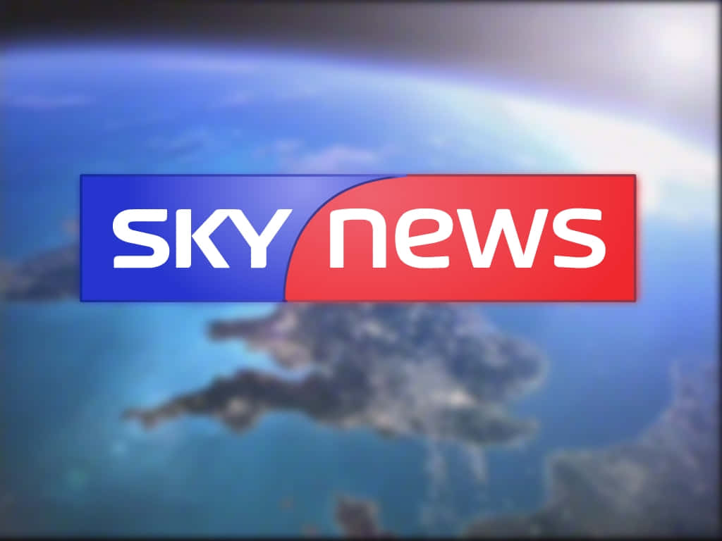 Sky News 標誌顯示在來自太空的模糊地球視圖上。