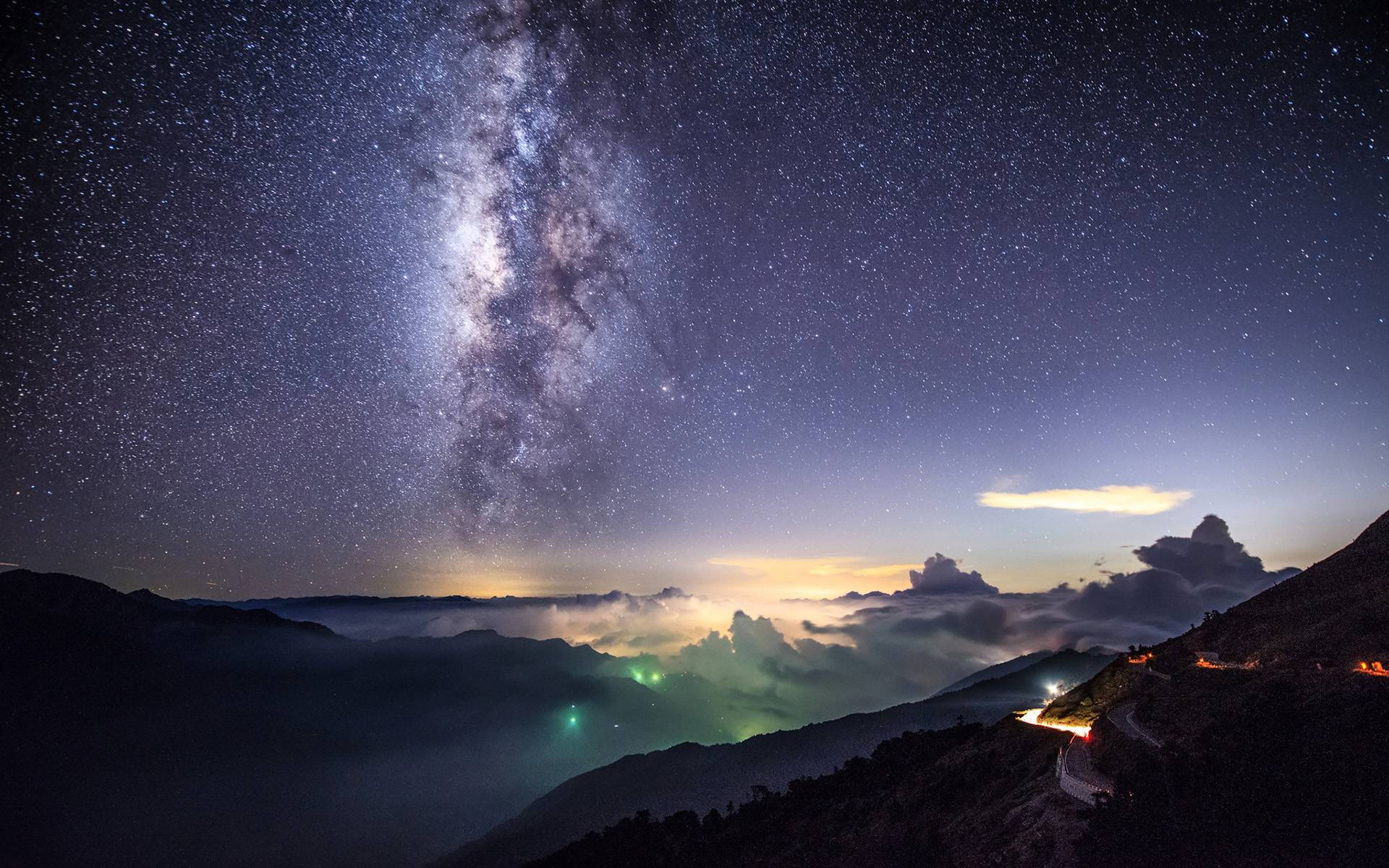 山上的銀河，發光的雲和夜晚明亮的道路