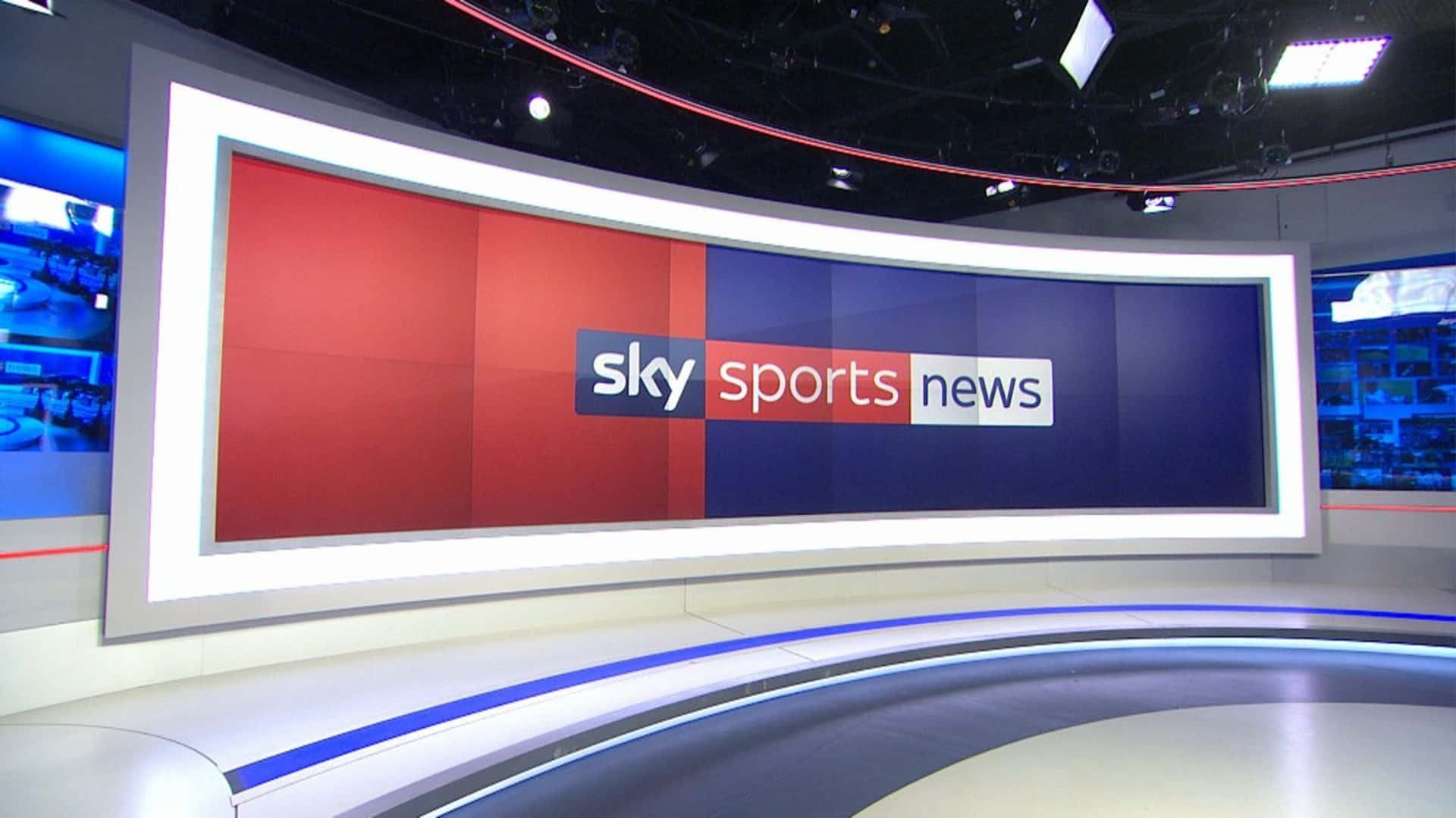 Sky Sports News 工作室，配備弧形屏幕和藍紅背景。