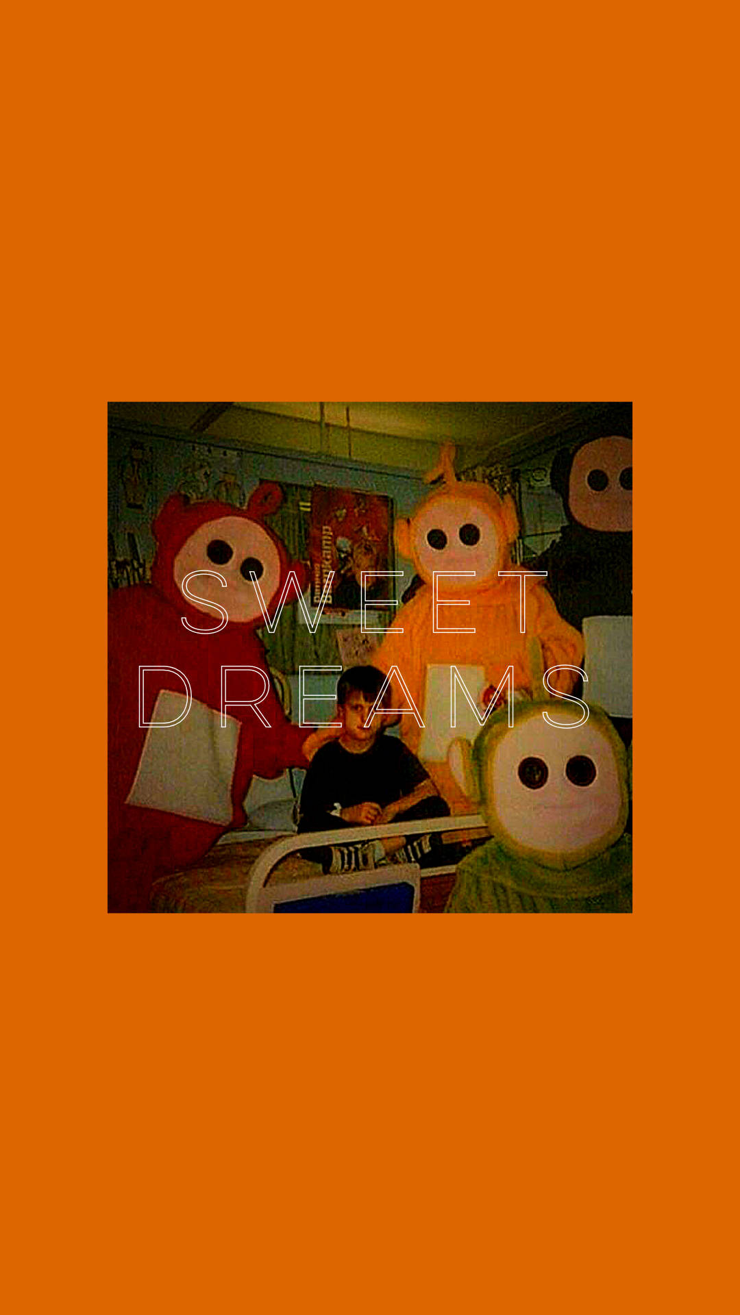 被天線得得B服裝包圍的人，帶有'Sweet Dreams'文字。