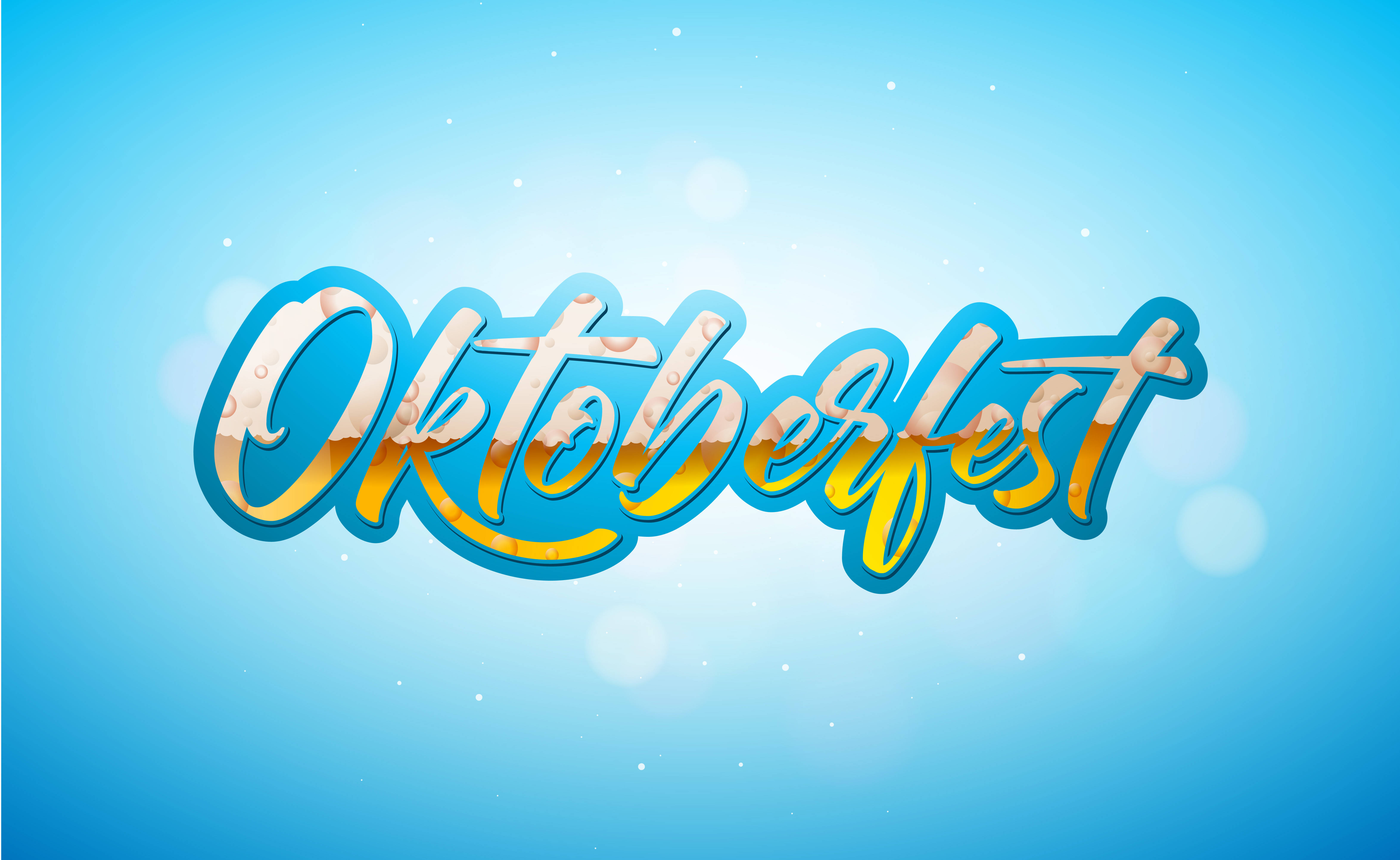 天藍色奧克托貝斯特書法 壁紙 — 充滿活力的 Oktoberfest 草書文字，帶有啤酒泡沫紋理，置於柔和的藍色漸變背景上，並有散景燈光。