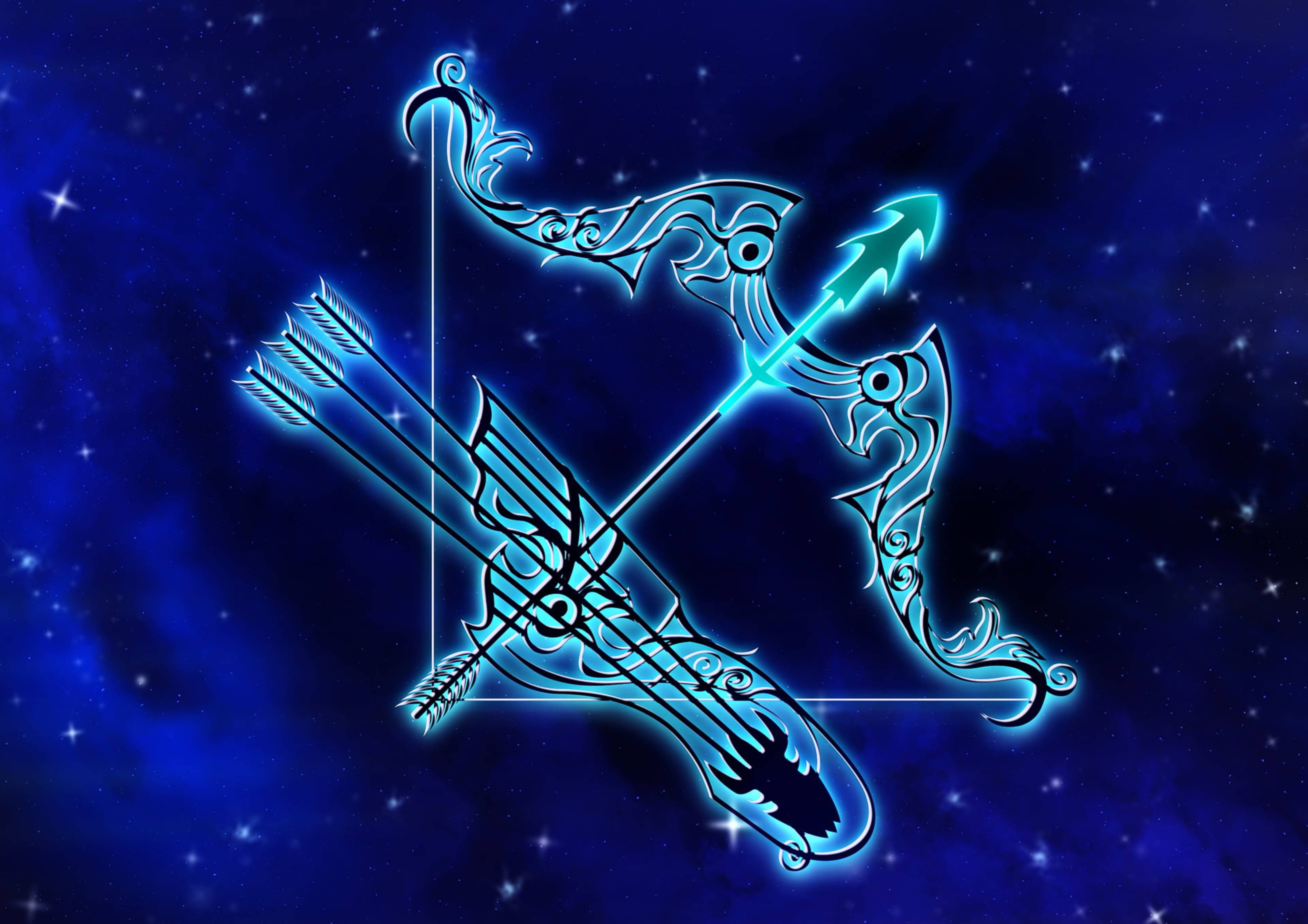 天蠍座星座圖 壁紙 — 一個發光的華麗弓箭星座符號在深藍色星空夜空中閃耀。