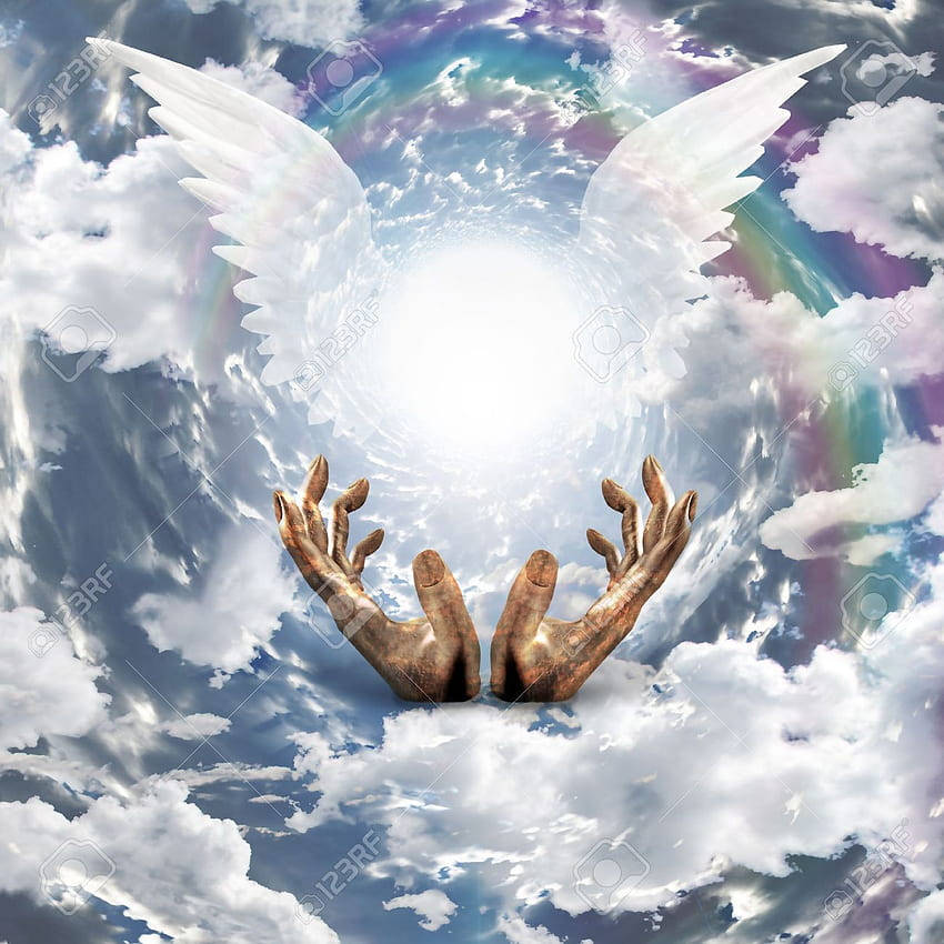 青銅手從雲層向上伸向明亮光芒，帶有天使翅膀和彩虹光環。