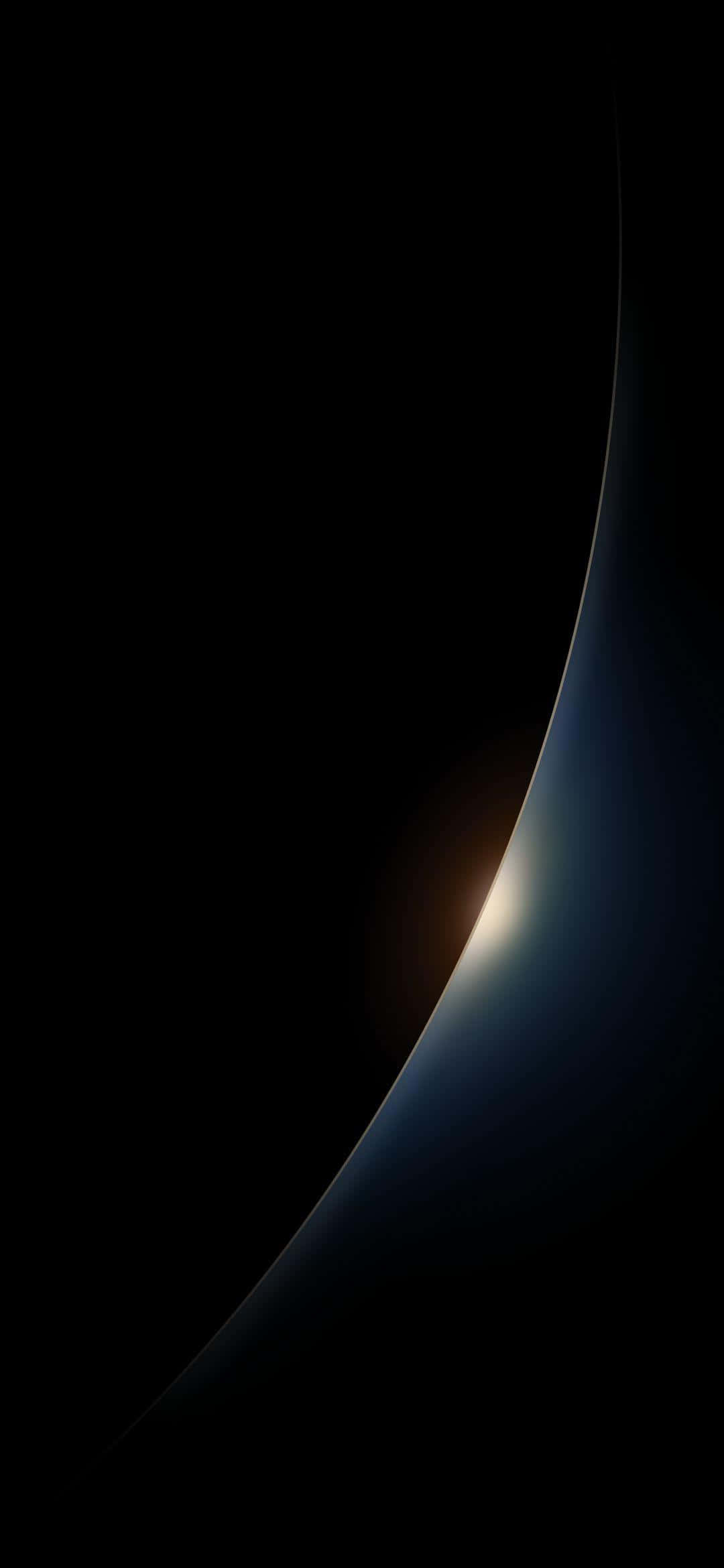 Dark Phone 桌布 壁紙 — 天體的彎曲地平線在廣闊的太空黑暗中閃耀著柔和的金色日出。