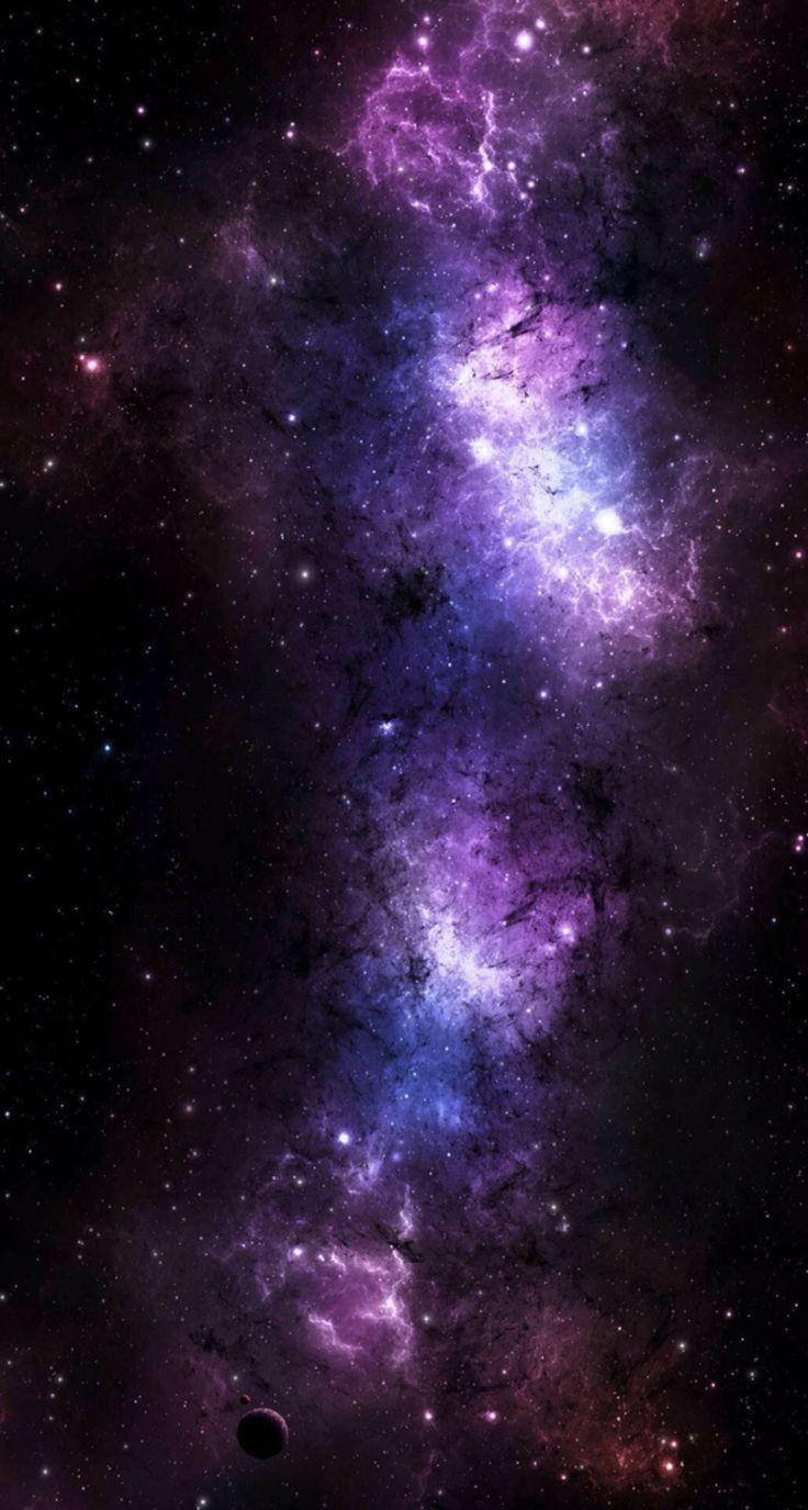 在深空中發光的紫色和藍色星雲，散落著星星和一顆小行星。