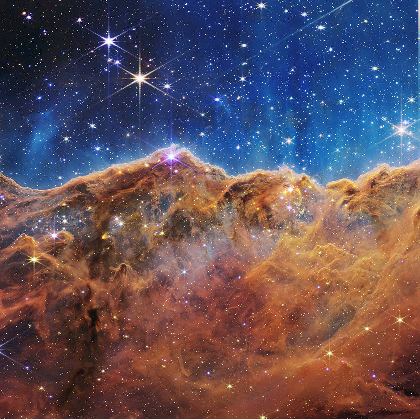 太空，最極致的載體 壁紙 — 充滿活力的宇宙星雲，帶有發光的橙色雲朵和閃爍的星星，背景是深藍色太空。