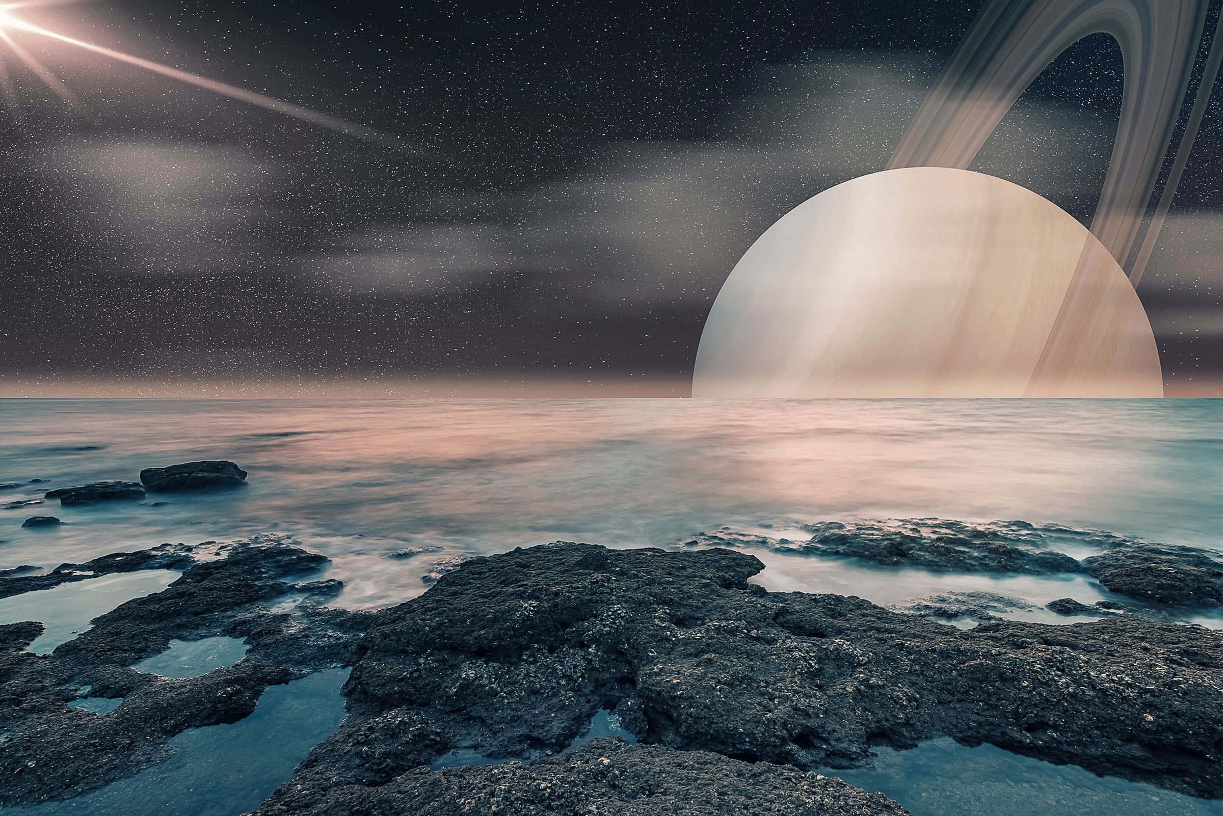 太空中壯觀的土星風景 壁紙 — 超現實的宇宙海景，一顆巨大的環狀行星在星夜下從霧氣瀰漫的海洋上升起。