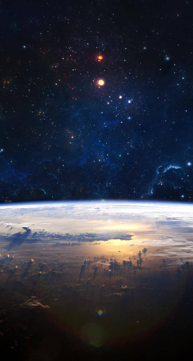 太空中的天體 iPhone SE 壁紙 — 從太空俯瞰地球的壯麗景色，地平線閃耀，星空中充滿了色彩繽紛的星雲和遙遠的恆星。