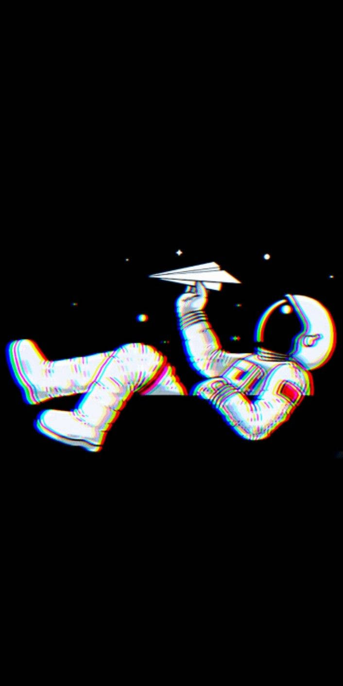 太空中的宇航員玩紙飛機 壁紙 — 一名太空人在太空漂浮，手持紙飛機，背景是佈滿星星的黑色虛空，帶有故障效果。