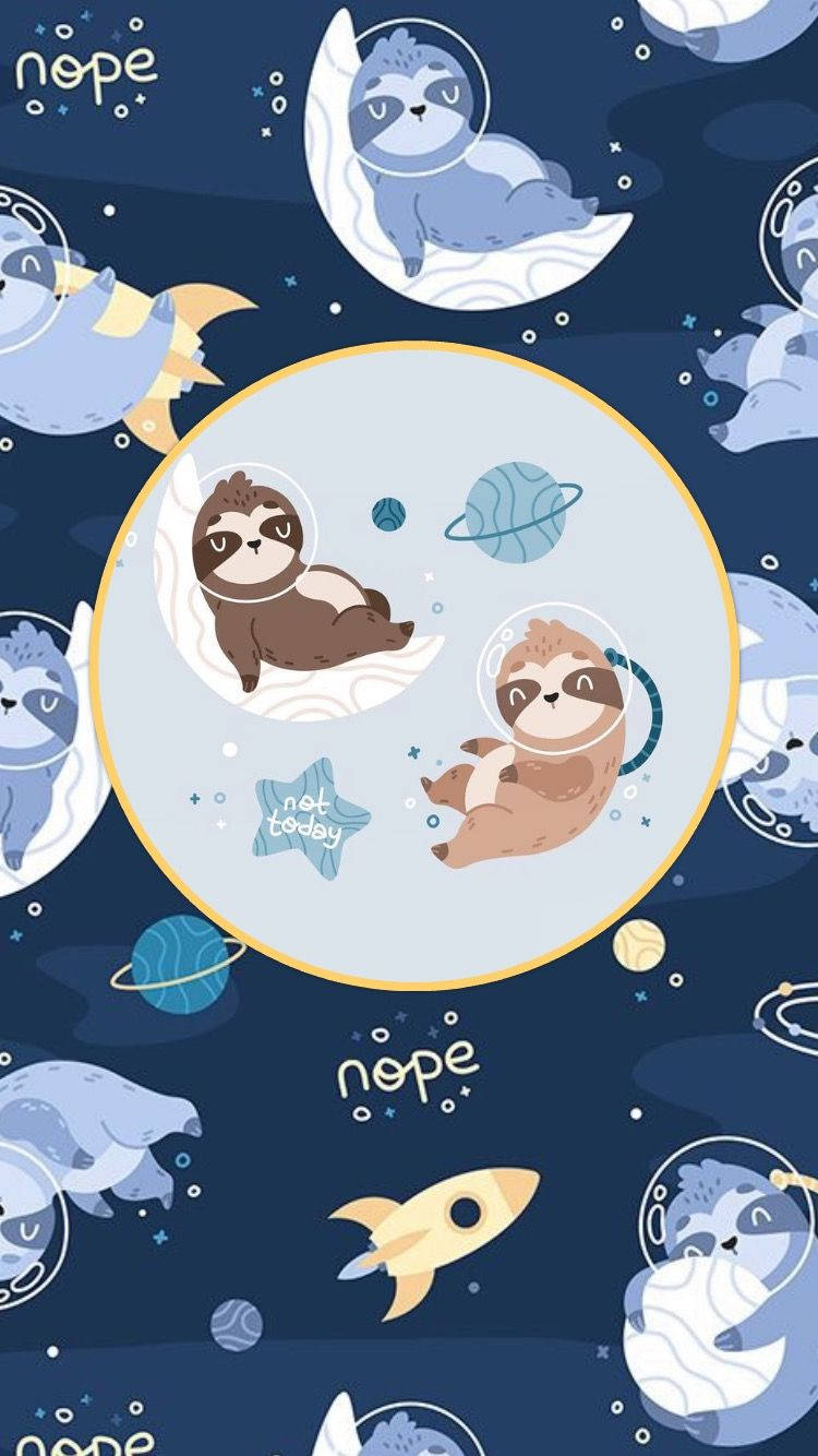 太空中的小樹懶 壁紙 — 可愛的樹懶戴著太空人頭盔，在行星和星星之間漂浮，帶有「nope」和「not today」文字，營造有趣的太空場景。
