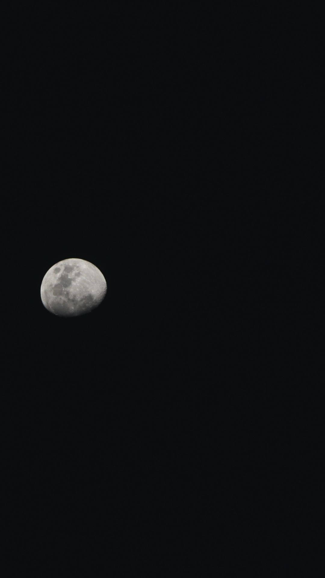 沒有星星的黑暗夜空中的彎月