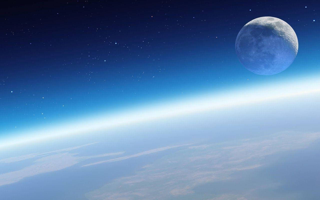 地球彎曲地平線，散發光芒的大氣層，以及繁星點點的天空中的巨大月亮。