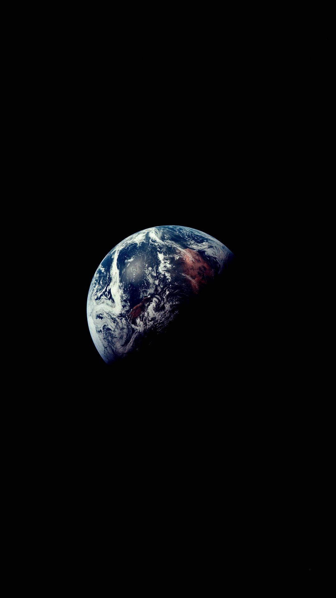 太空中的殘月地球 iPhone 6 壁紙 — 從太空俯瞰地球的壯麗景色，展現藍色海洋、白色雲層和棕色陸地，背景是漆黑的虛空。