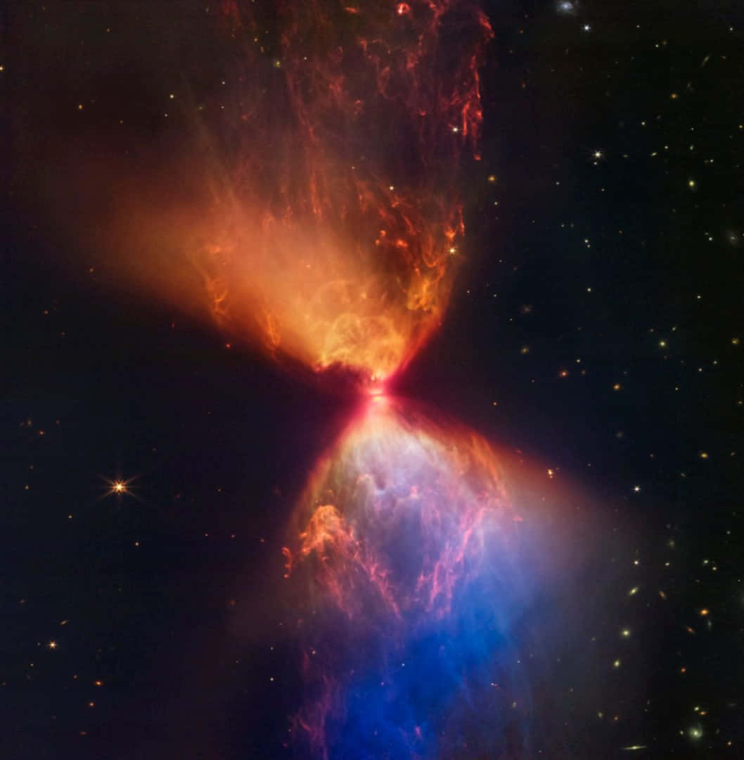 太空中的沙漏形原行星天文學 壁紙 — 一個宇宙星雲，有火橙色和電藍色的氣體雲從中央恆星噴發，背景是星場。
