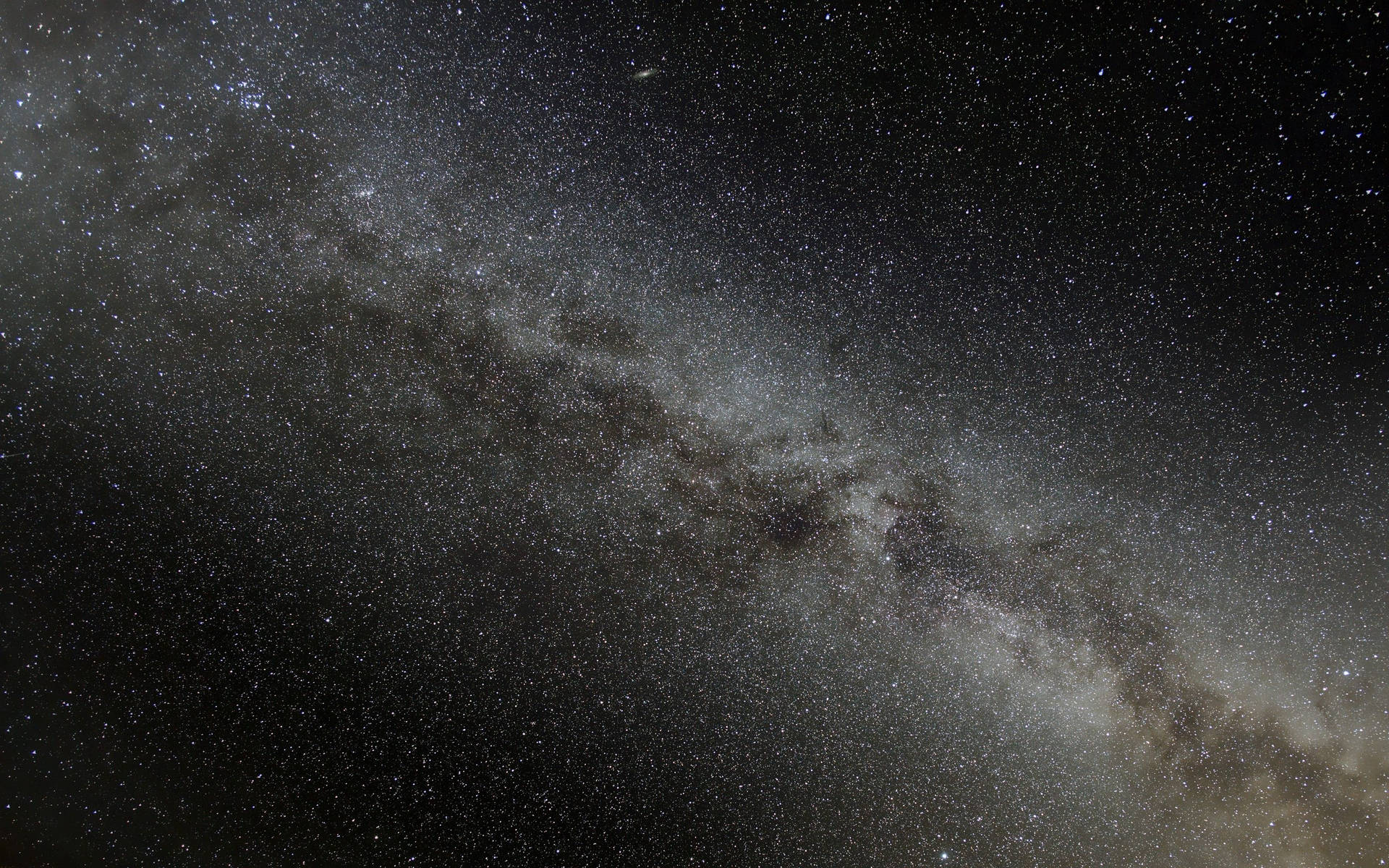 銀河系在黑暗夜空中閃爍著星光。