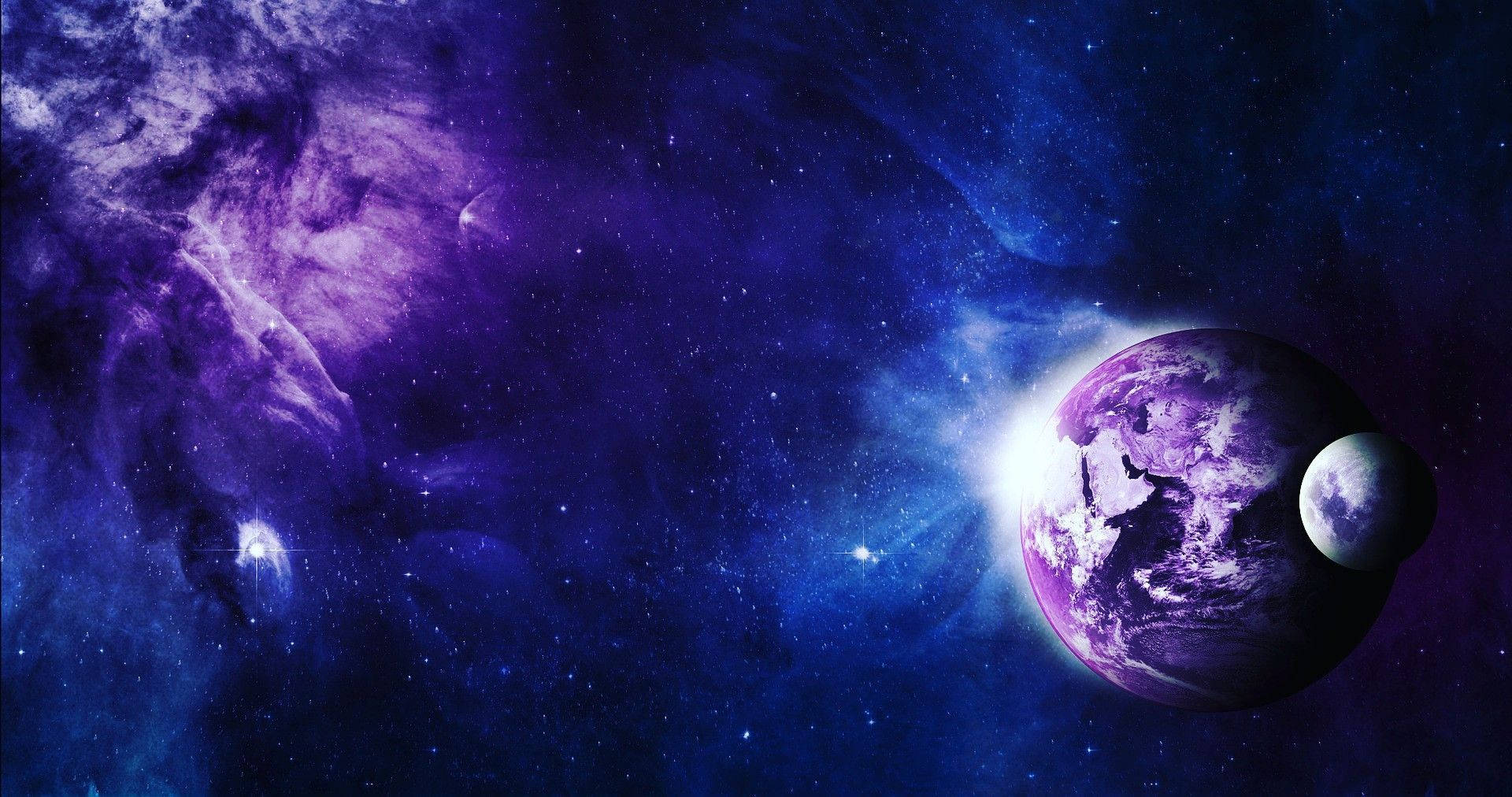 太空中的紫色水星 壁紙 — 充滿活力的紫色和藍色星雲圍繞著一顆發光的行星旋轉，行星帶有衛星，在繁星點點的宇宙中。