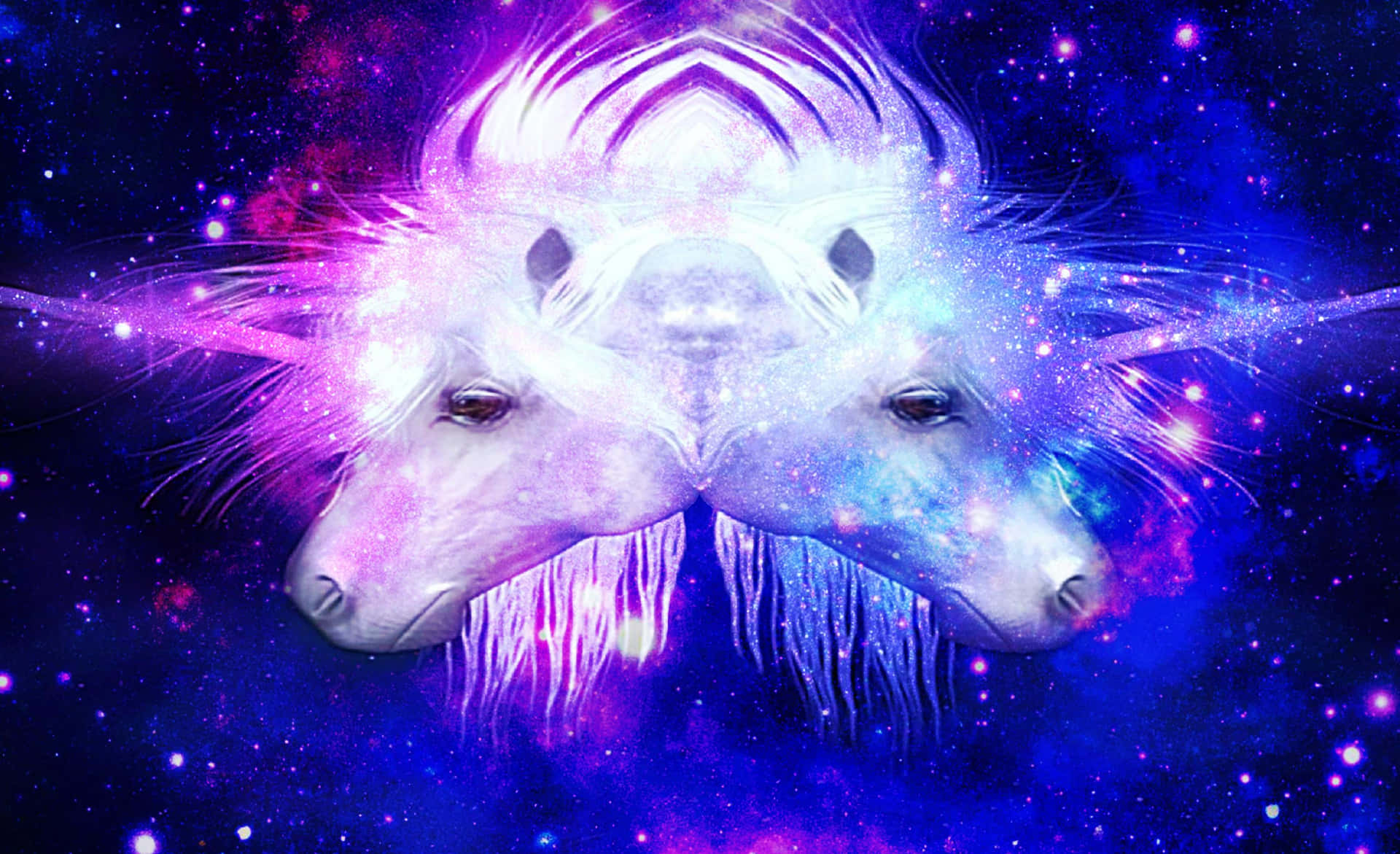 兩個鏡像獨角獸頭部在佈滿星星的星系中散發著宇宙星雲的光芒。