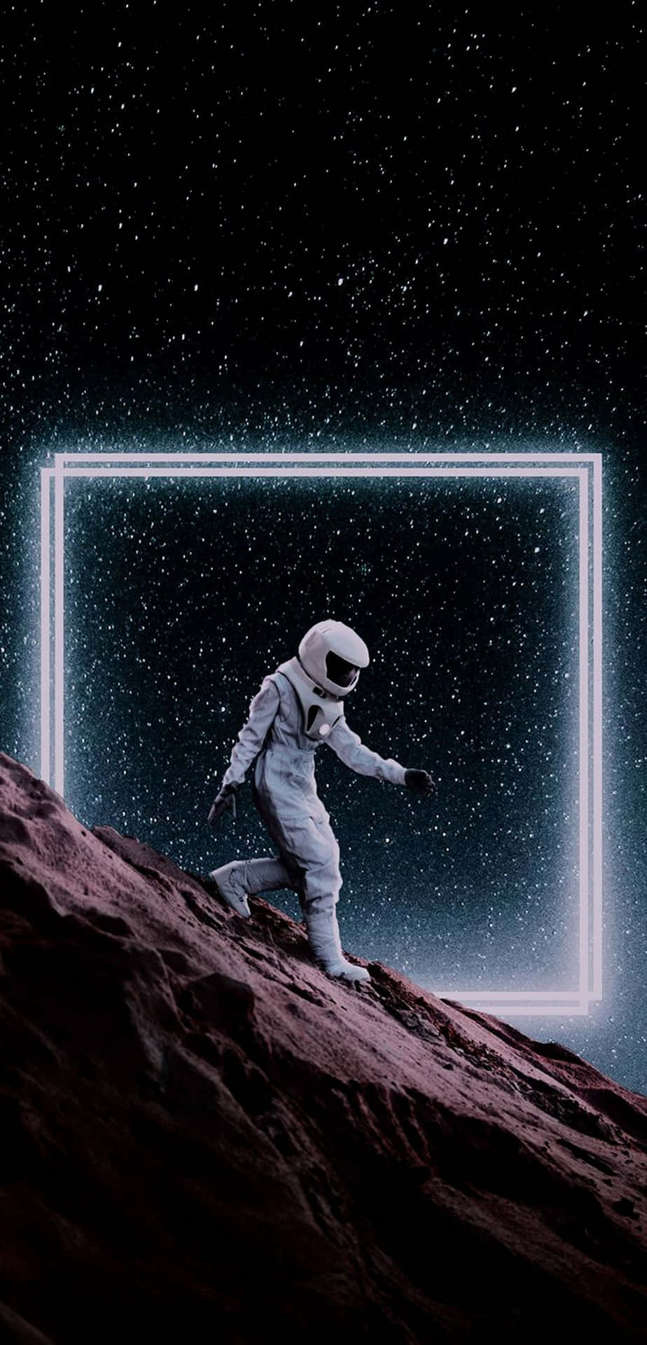 太空人在星空下的岩石行星上接近發光的傳送門。
