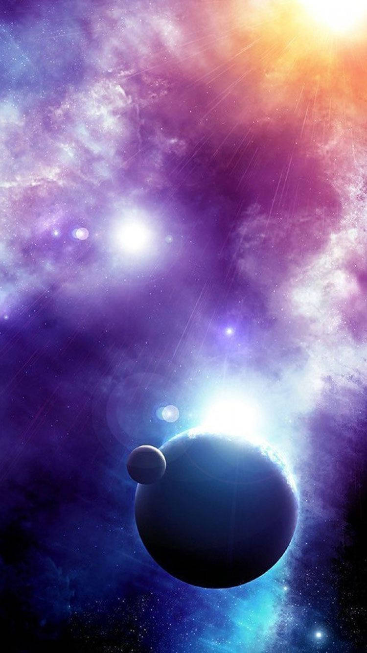 在色彩繽紛的宇宙星雲中，一顆發光的行星和月亮與星星相伴。