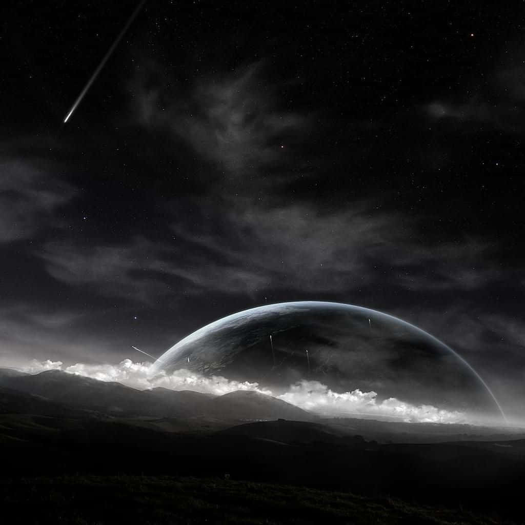 在流星劃過的星空下，一顆行星從山巒後升起。