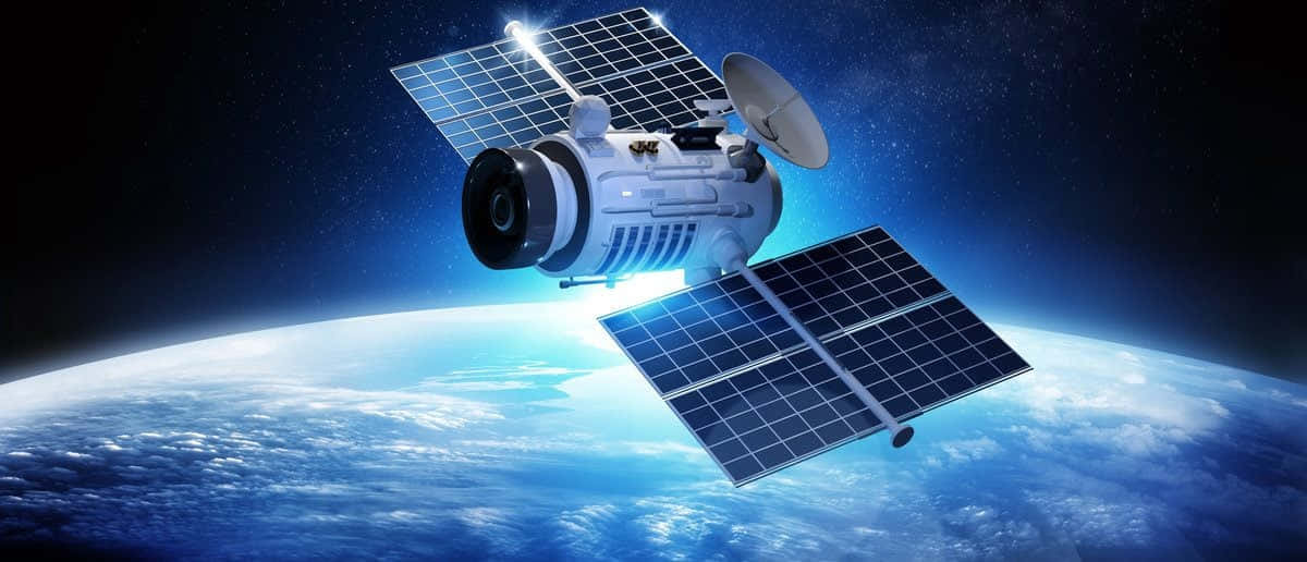 帶有太陽能板的衛星在太空中繞地球運行 — 外太空 壁紙