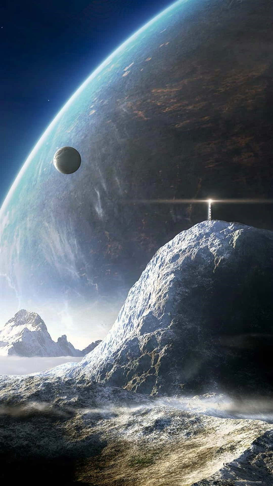 太空中的酷月 壁紙 — 一位孤獨的太空人站在一個外星行星的雪白山頂上，天空中有一個巨大的藍綠色星球和一個小月亮。