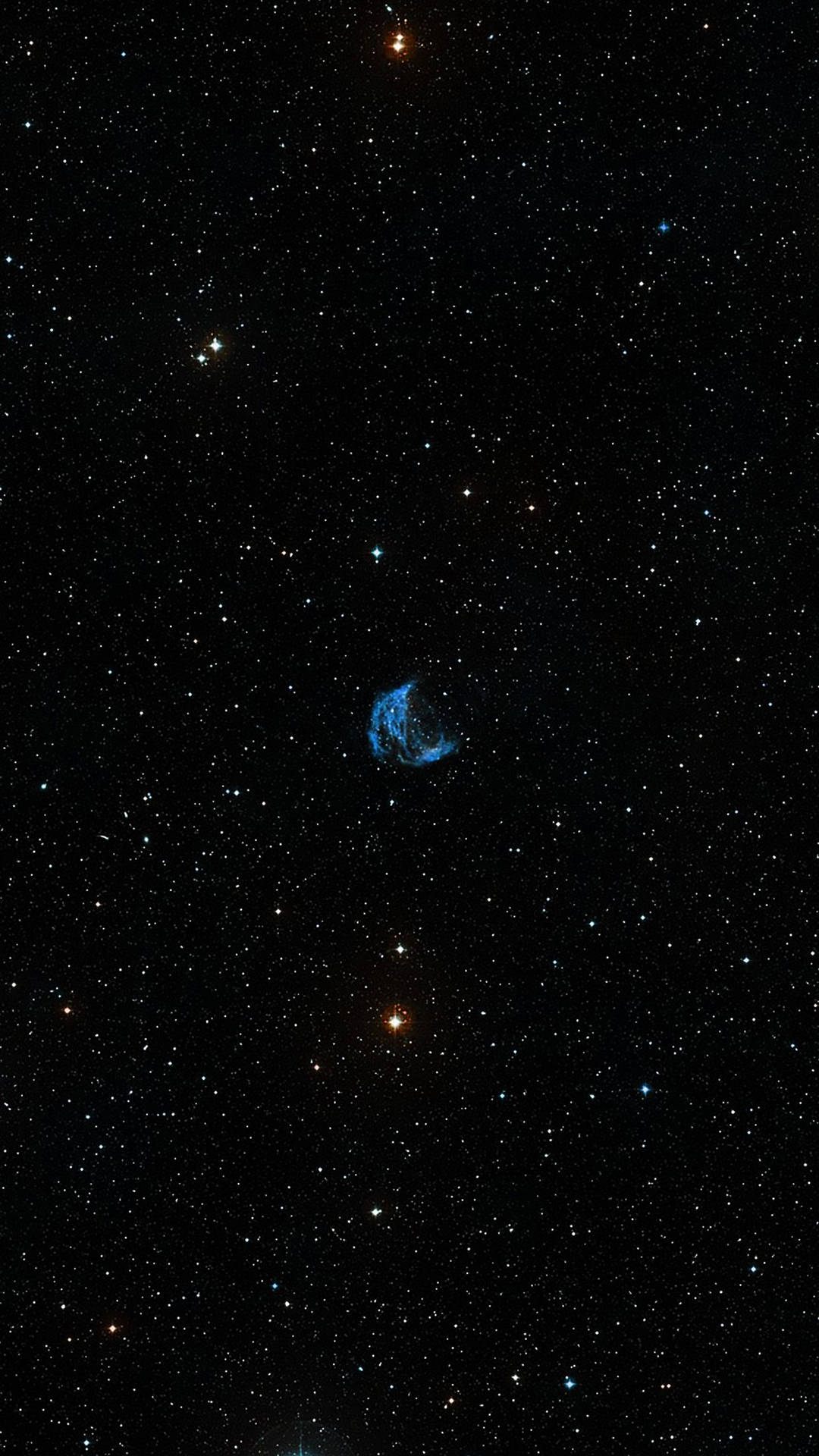 深空中被無數恆星環繞的藍色星雲。